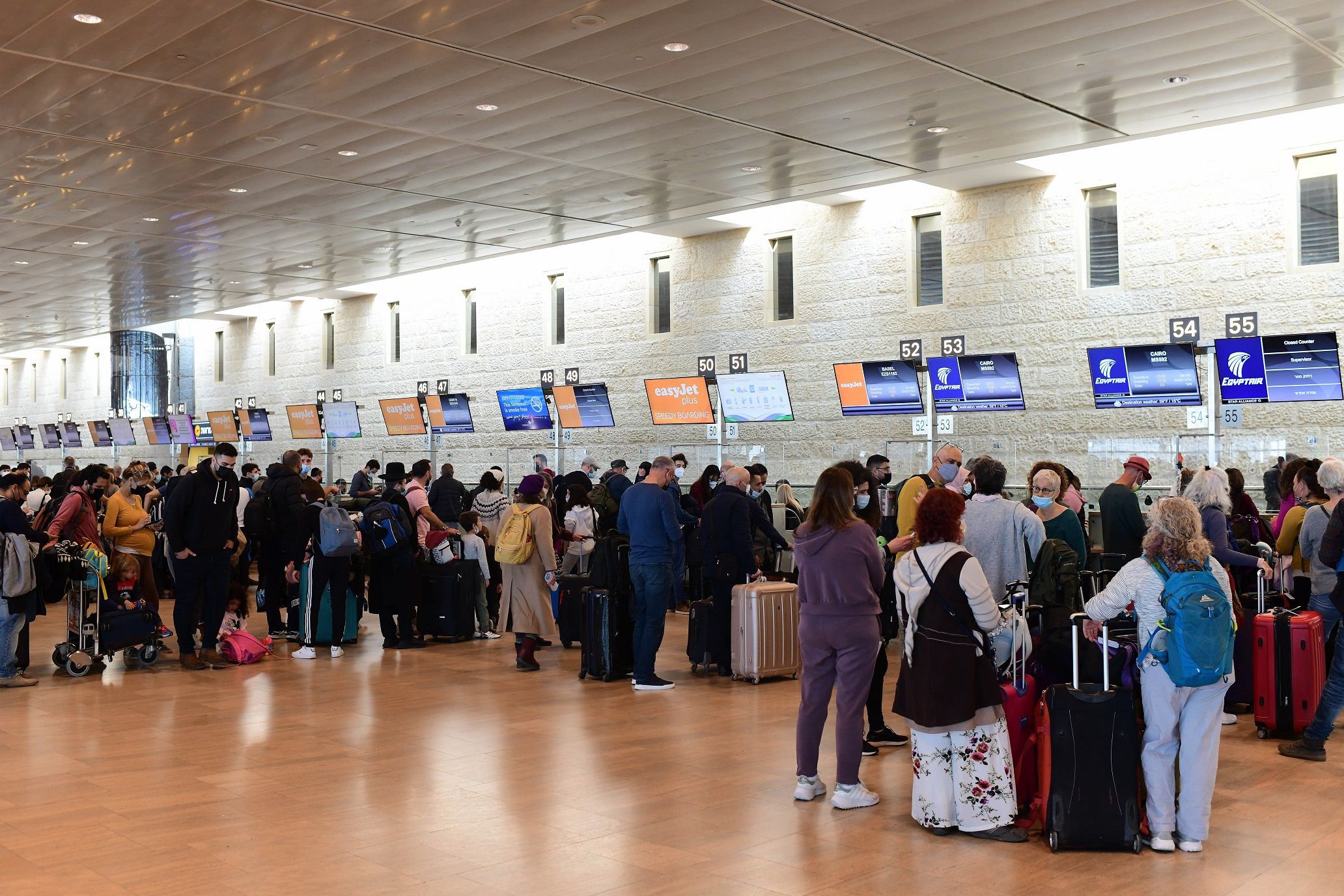 S&acirc;n bay quốc tế Ben Gurion chật cứng h&agrave;nh kh&aacute;ch n&oacute;ng l&ograve;ng muốn rời đi với t&acirc;m trạng đầy bất ổn.