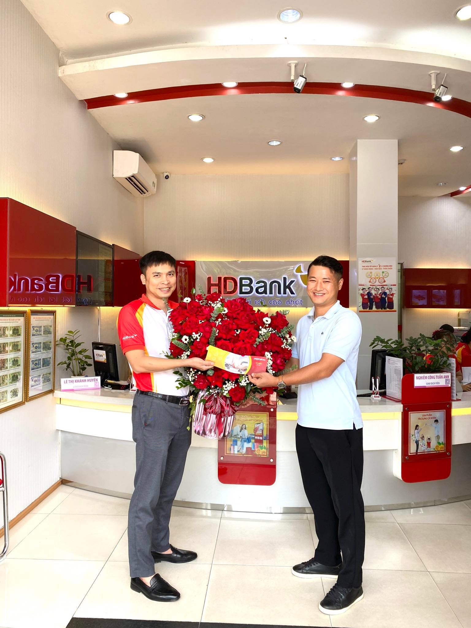 Kh&aacute;ch h&agrave;ng Nguyễn Văn Quỳnh, một kh&aacute;ch h&agrave;ng đến từ Hải Dương nhận v&eacute; bay khứ hồi 0 đồng.