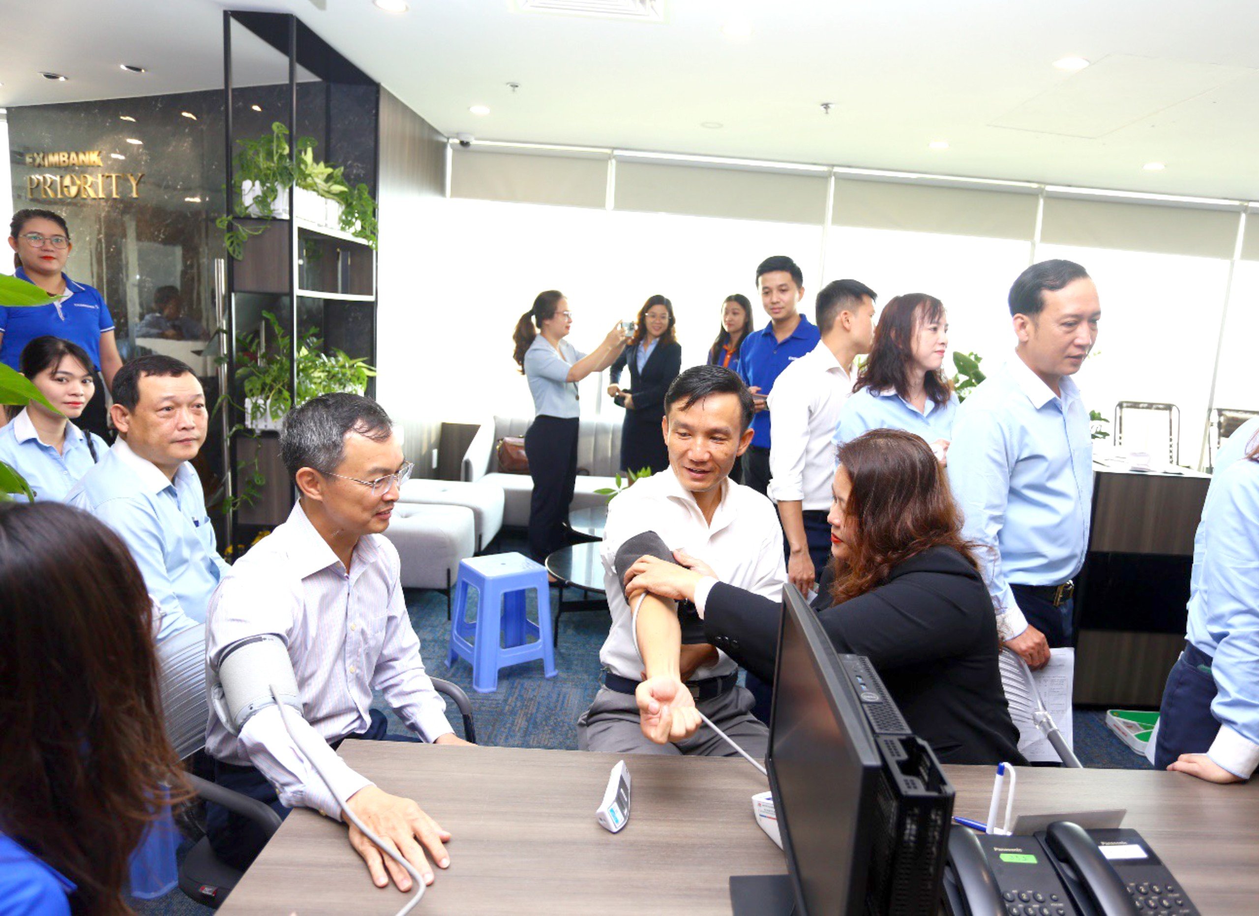Ông Đào Hồng Châu – Phó Tổng giám đốc của Eximbank (bên trái) đang kiểm tra sức khỏe trước khi tham gia hiến máu cùng cán bộ nhân viên của Pg88 com chính chủ.
