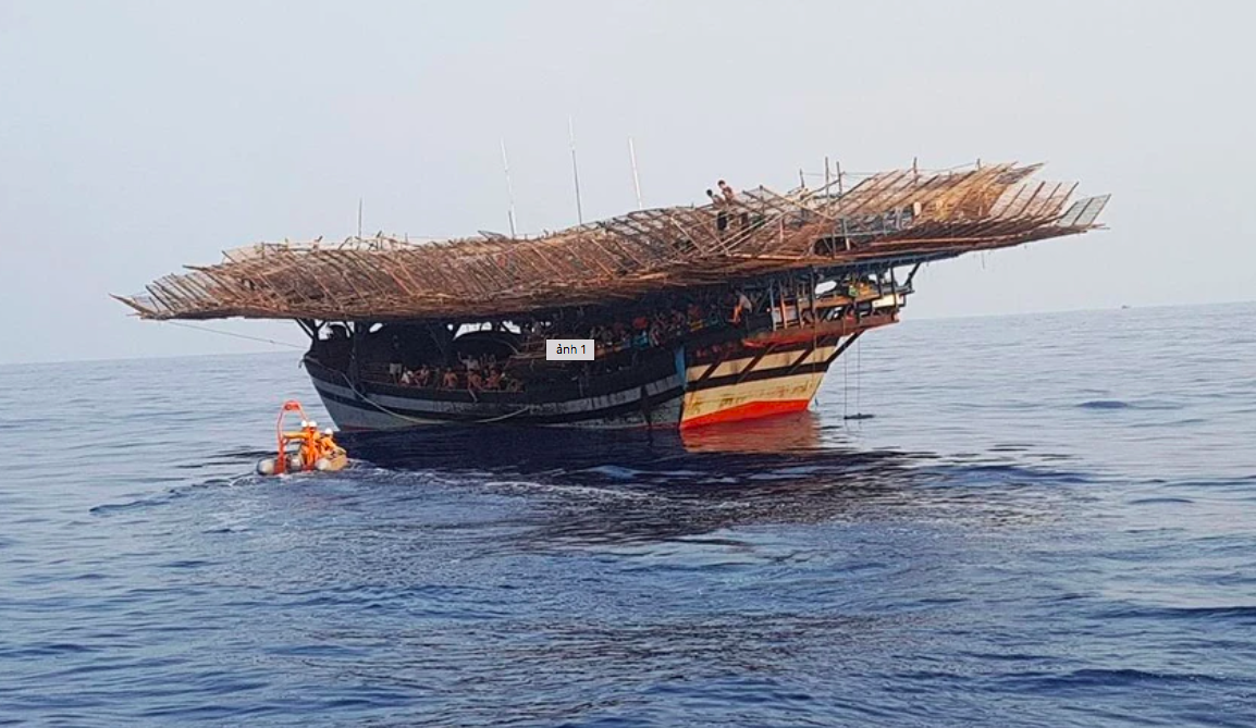 T&agrave;u QNa-90129 bị hỏng m&aacute;y ch&iacute;nh, tr&ocirc;i dạt tr&ecirc;n biển. Ảnh: MRCC