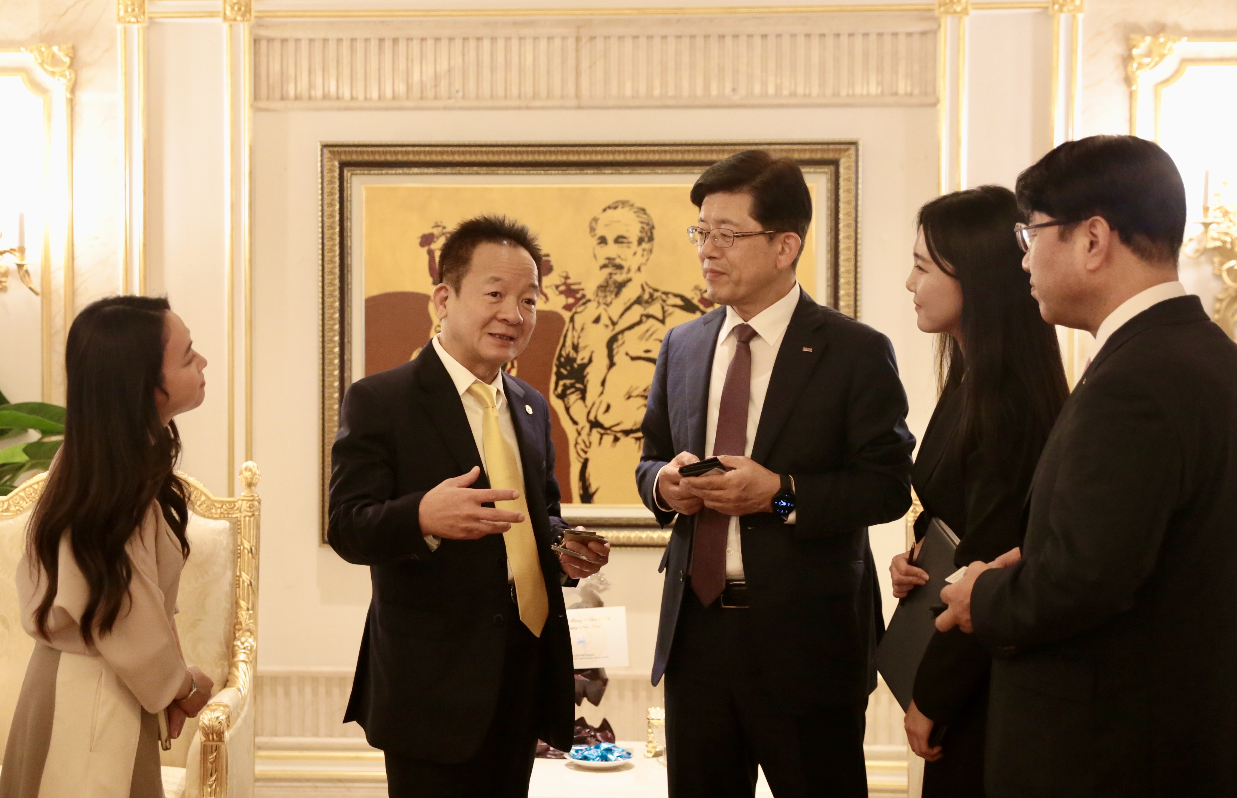 &Ocirc;ng Đỗ Quang Hiển, Chủ tịch UBCL Tập đo&agrave;n T&T Group trao đổi tiềm năng, cơ hội hợp t&aacute;c với &ocirc;ng Bin Dae-in, Chủ tịch HĐQT ki&ecirc;m TGĐ Tập đo&agrave;n T&agrave;i ch&iacute;nh BNK.