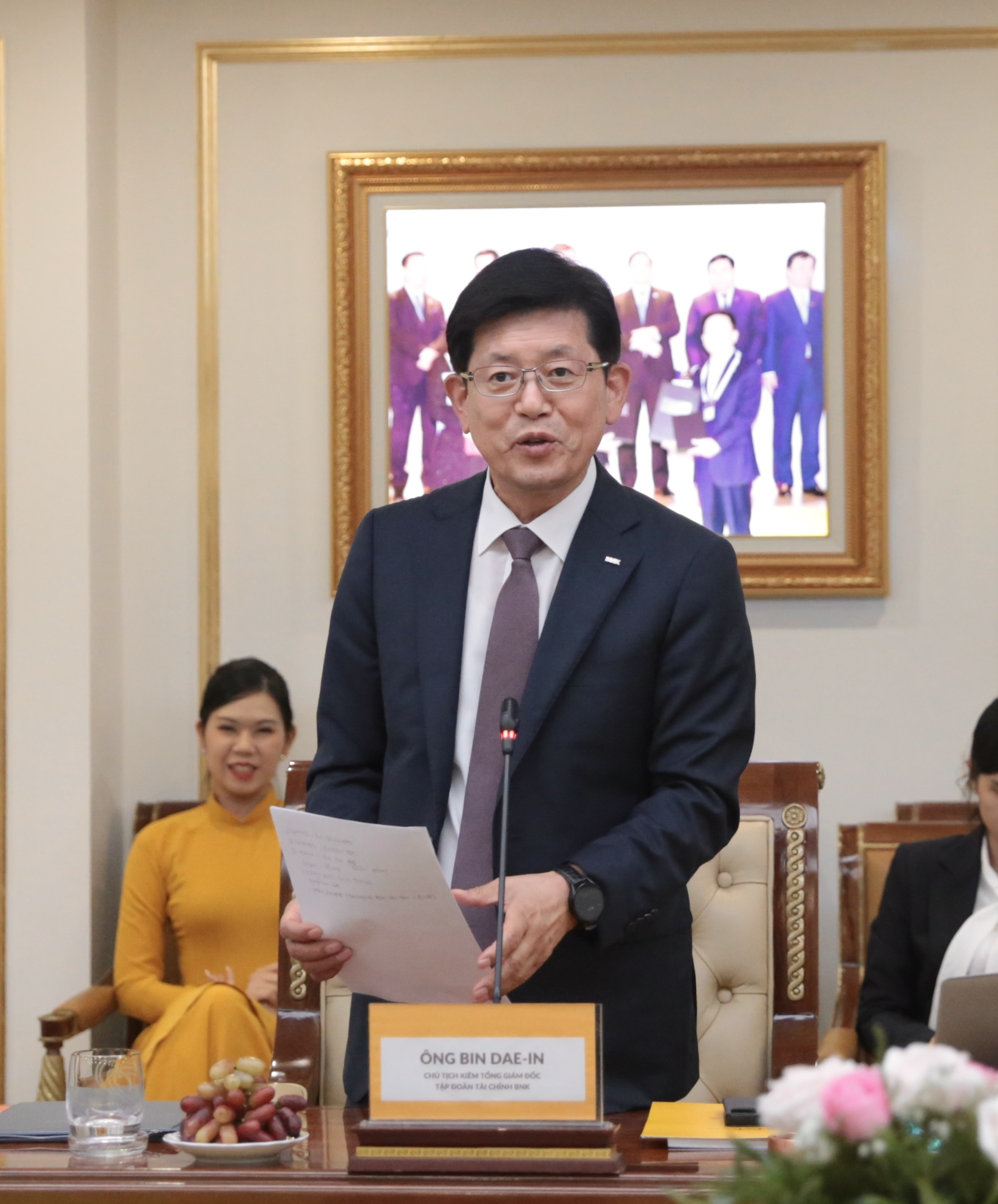 &Ocirc;ng Bin Dae-in, Chủ tịch HĐQT ki&ecirc;m Tổng gi&aacute;m đốc Tập đo&agrave;n T&agrave;i ch&iacute;nh BNK ph&aacute;t biểu tại sự kiện.