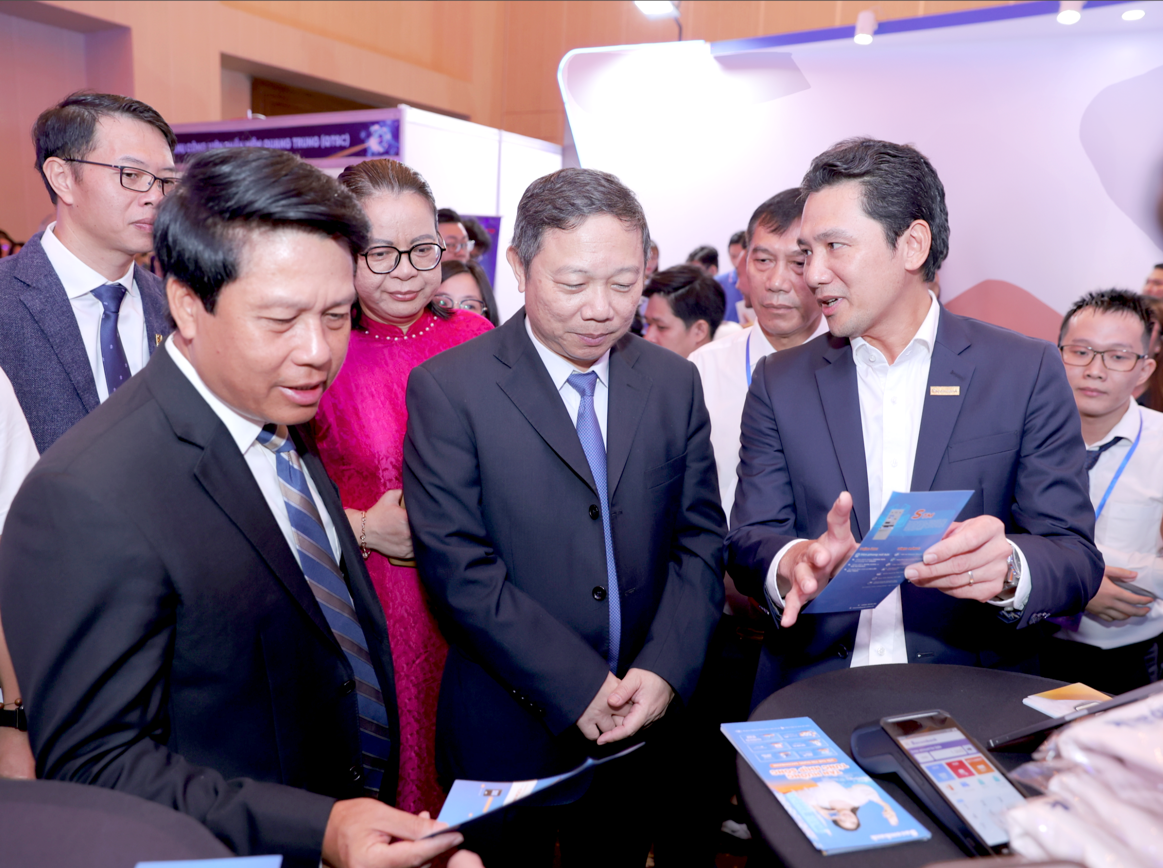 Ông Trần Thái Bình - Giám đốc Khối Pg88 com chính chủ số Sacombank giới thiệu các sản phẩm Pg88 com chính chủ số với ông Dương Anh Đức - Thành uỷ viên, Phó chủ tịch UBND TP.HCM và ông Phạm Tiến Dũng - Phó thống đốc Pg88 com chính chủ Nhà nước Việt Nam.