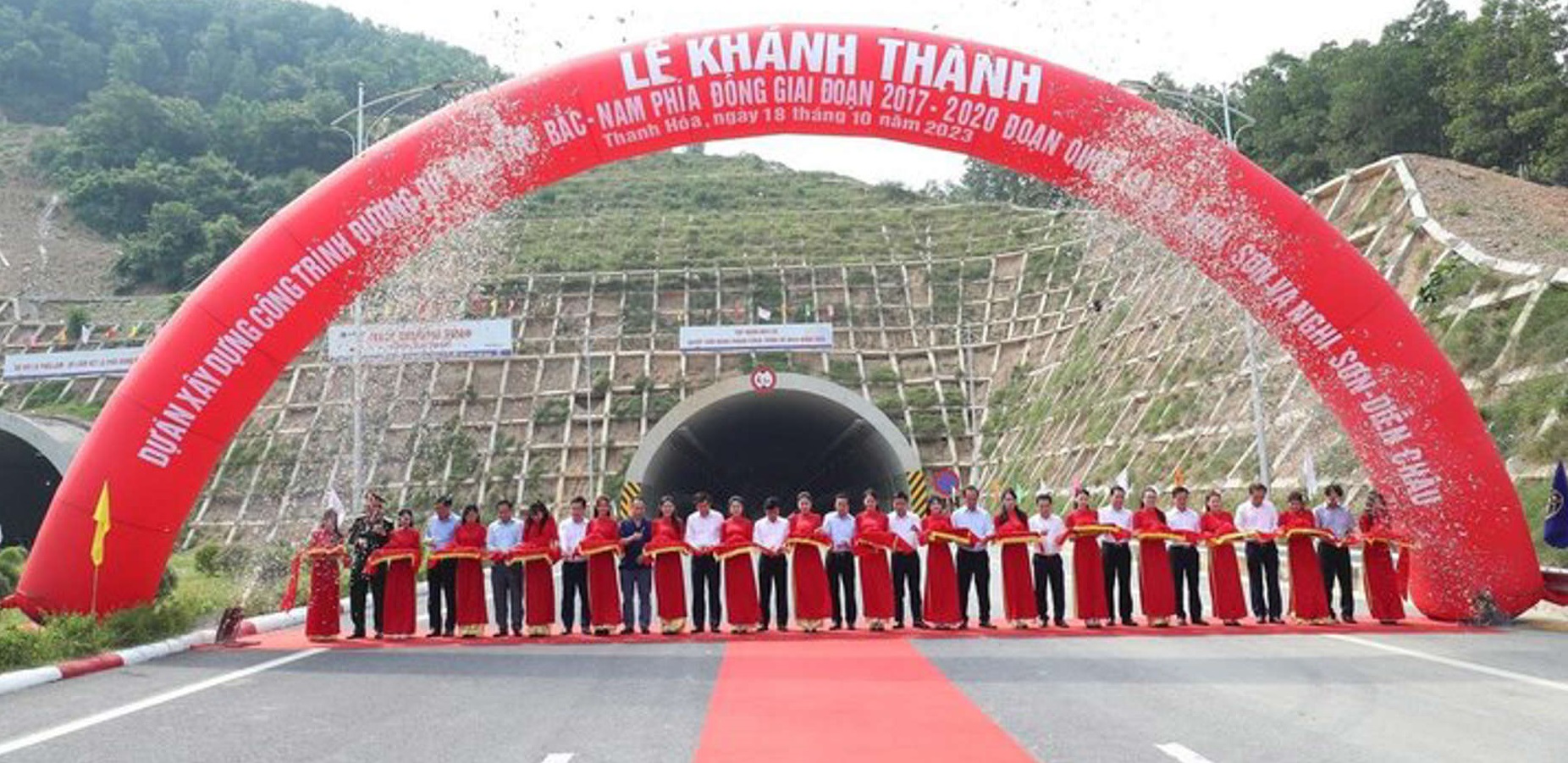Hai Link Trang Chủ PG88.Com Mới #2026 nối thông tuyến đường bộ cao tốc từ Hà Nội đến Nghệ An dài 251km, rút ngắn thời gian di chuyển còn 3,5 giờ so với 5 giờ.