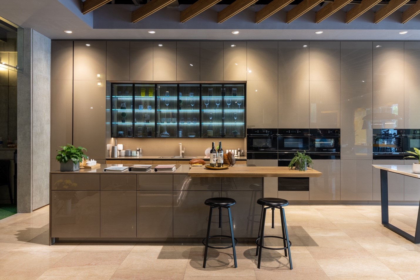 Kh&ocirc;ng gian bếp ứng dụng vật liệu tại showroom gỗ An Cường.