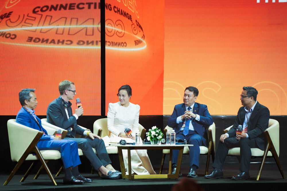  Ông Johan Nyvene, ông Andrea Campagnoli, ông Lê Trí Thông và bà Tiêu Yến Trinh cùng nhau chia sẻ những chiến lược để giải quyết những khó khăn trong quá trình thay đổi trong PG88 Uy Tín Số 1 Việt Nam.