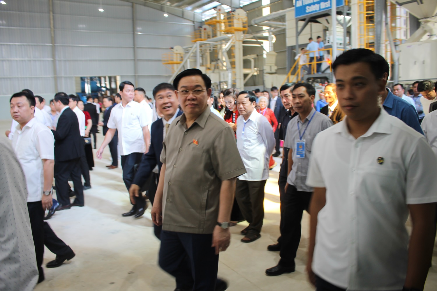 Chủ tịch Link Trang Chủ PG88.Com Mới #2026 Vương Đ&igrave;nh Huệ c&ugrave;ng c&aacute;c quan kh&aacute;ch đi tham quan trong Nh&agrave; m&aacute;y C&agrave; ph&ecirc; Sơn La.