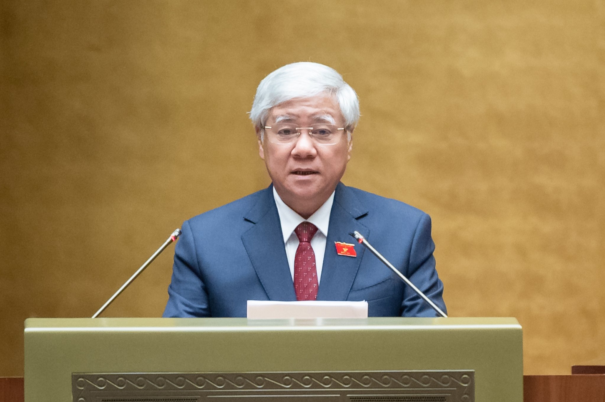 Chủ tịch Ủy ban Trung ương Mặt trận Tổ quốc Việt Nam Đỗ Văn Chiến tr&igrave;nh b&agrave;y b&aacute;o c&aacute;o tổng hợp kiến nghị của cử tri. Ảnh - Quochoi.vn.
