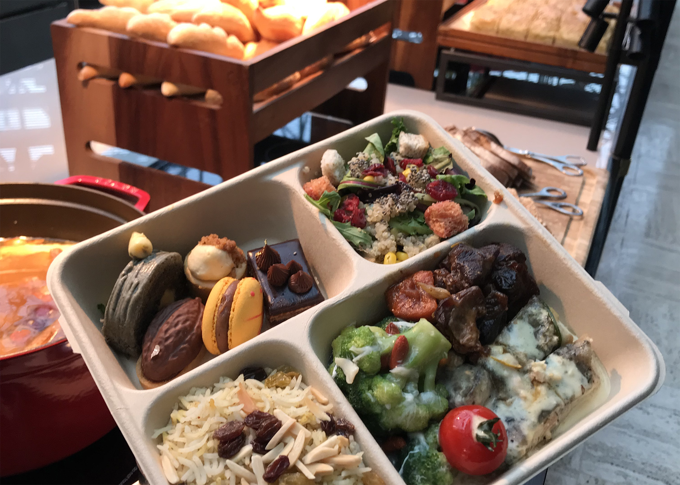 Ứng dụng&nbsp;Treatsure tại Singapore gom phần thức ăn thừa của c&aacute;c bữa buffet tại c&aacute;c kh&aacute;ch sạn 5 sao để tạo n&ecirc;n c&aacute;c suất ăn giảm gi&aacute; cho người ngh&egrave;o.