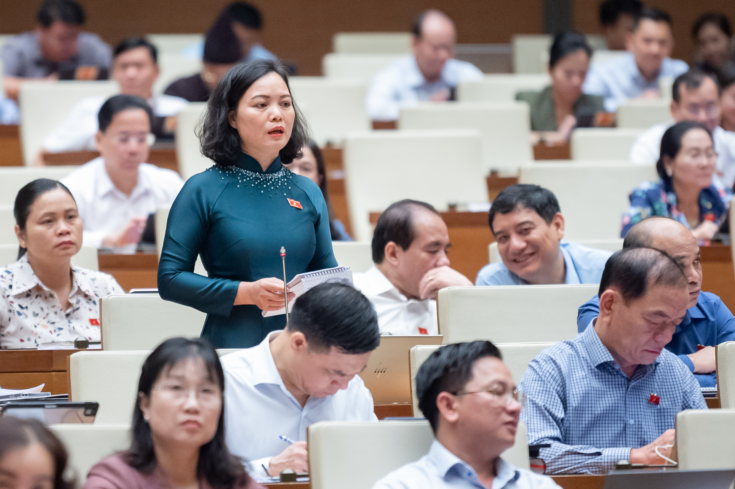 Đại biểu Huỳnh Thị Ph&uacute;c, đo&agrave;n B&agrave; Rịa Vũng T&agrave;u, ph&aacute;t biểu &yacute; kiến tại phi&ecirc;n thảo luận ng&agrave;y 25/10.