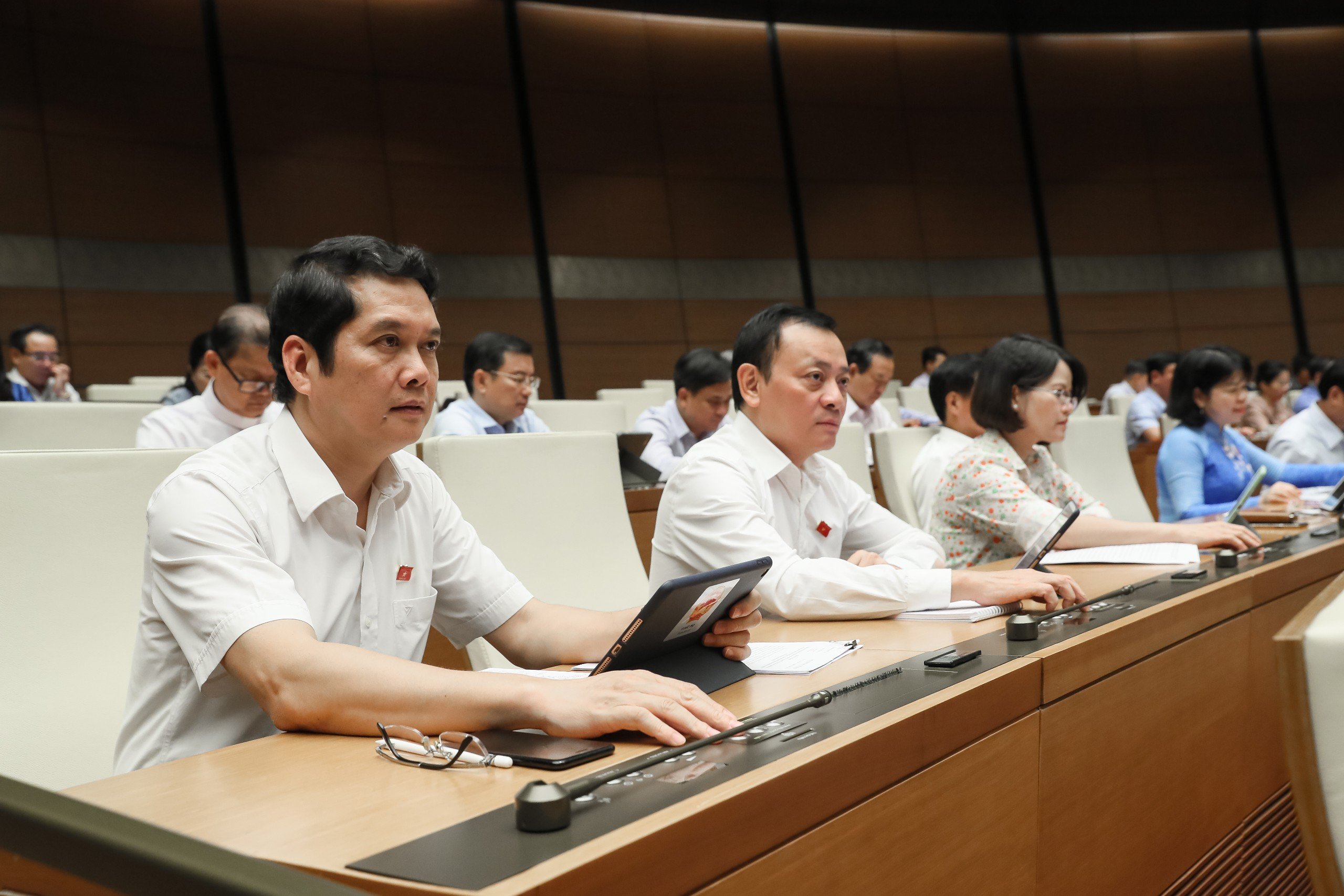 C&aacute;c đại biểu bấm n&uacute;t th&ocirc;ng qua&nbsp;Nghị quyết x&aacute;c nhận kết quả lấy phiếu t&iacute;n nhiệm.