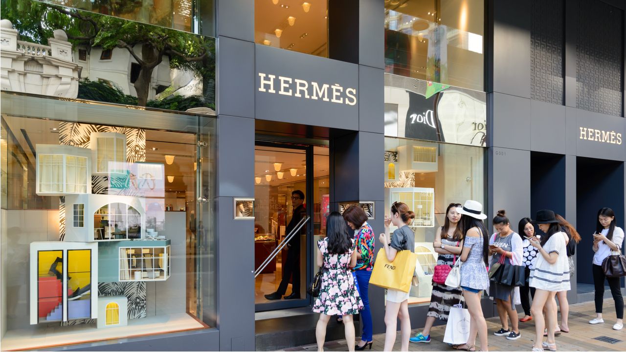 Lượng kh&aacute;ch đến c&aacute;c cửa h&agrave;ng Hermes ở Trung Quốc đại lục tiếp tục tăng mạnh, v&agrave; đặc biệt tăng tốc trong qu&yacute; 3/2023.