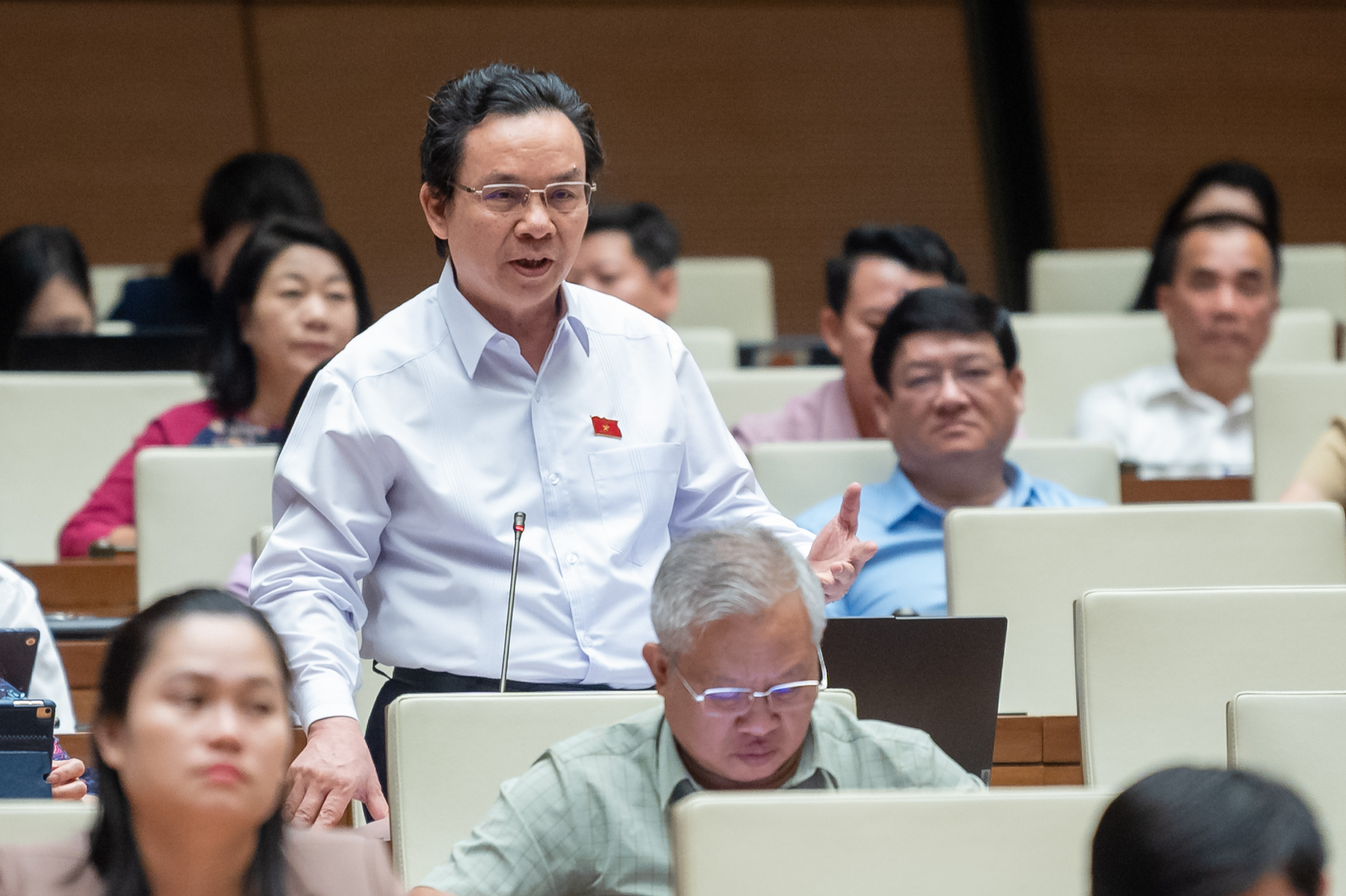 Đại biểu Ho&agrave;ng Văn Cường, đo&agrave;n Tp.H&agrave; Nội, ph&aacute;t biểu tại phi&ecirc;n thảo luận.