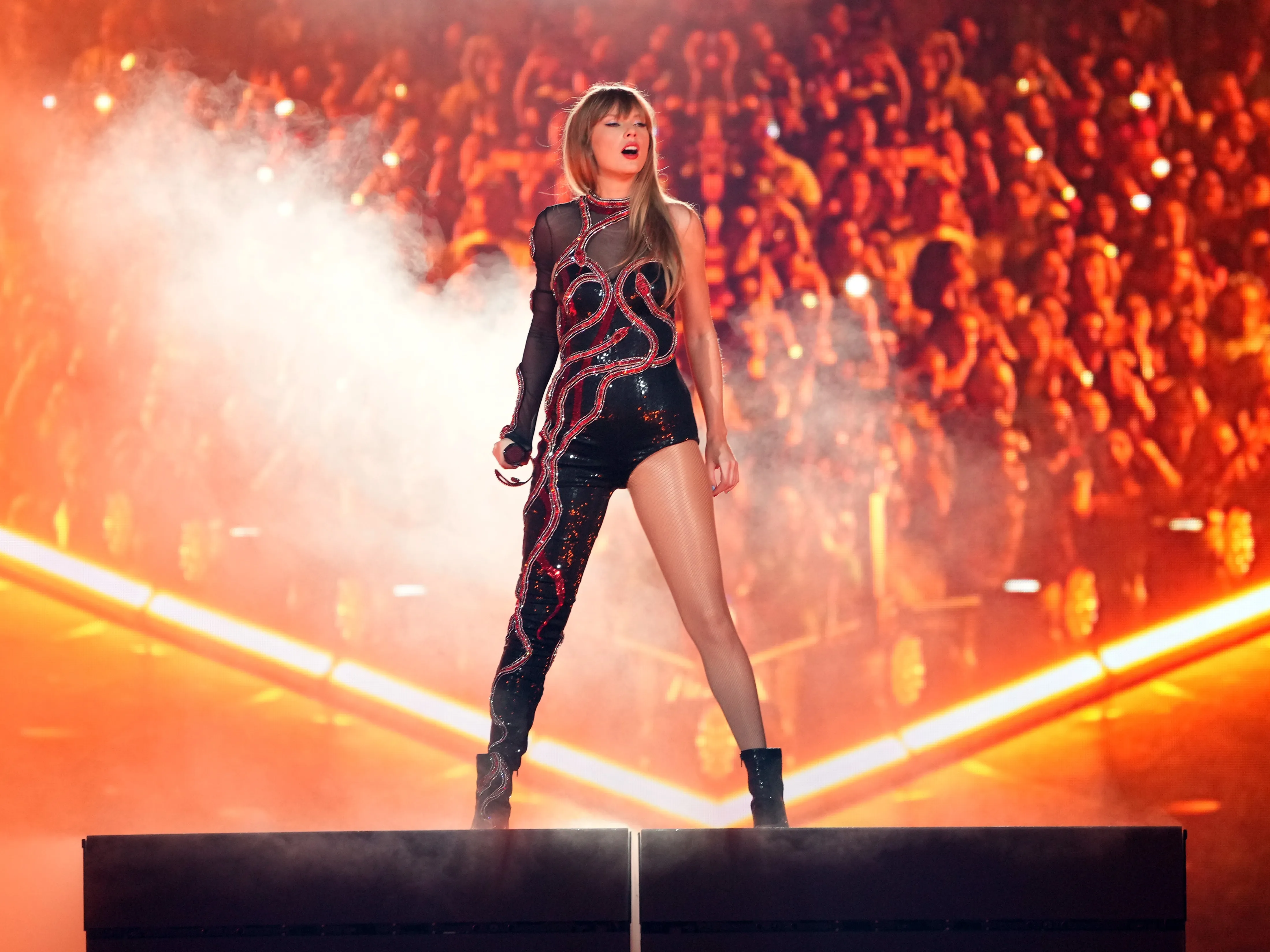 Chuyến lưu diễn The&nbsp;Eras Tour được coi l&agrave; chuỗi sự kiện &acirc;m nhạc sinh lợi nhất trong lịch sử nước Mỹ.