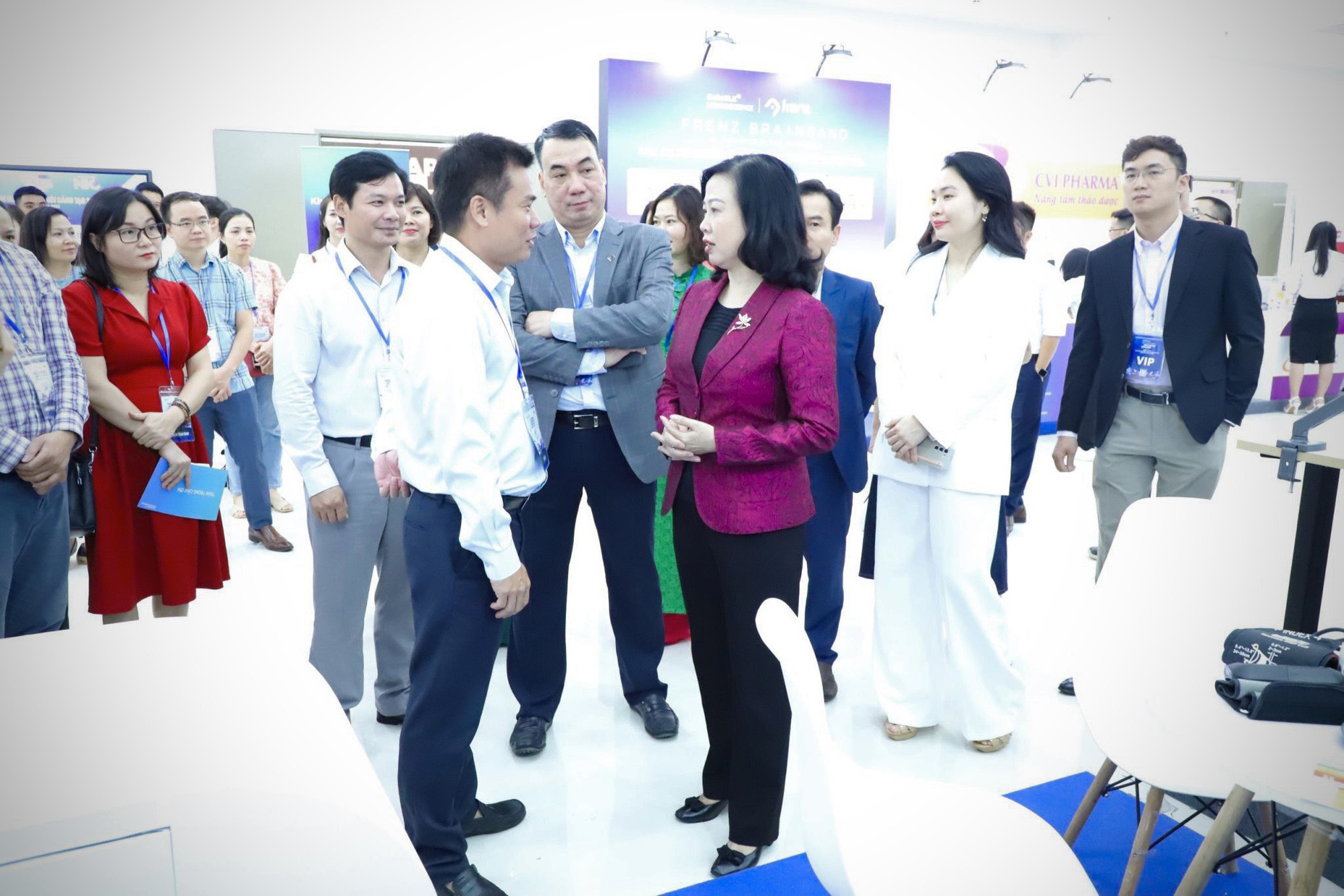 Bộ trưởng Bộ Y tế Đào Hồng Lan thăm khu triển lãm Nghiên cứu, ứng dụng Link Đăng Nhập PG88 Chính Thức 2026; y tế trong chăm sóc sức khoẻ, tại Trung tâm Đổi mới sáng tạo Quốc gia (NIC) ngày 28/10. Ảnh - Việt Nguyễn.