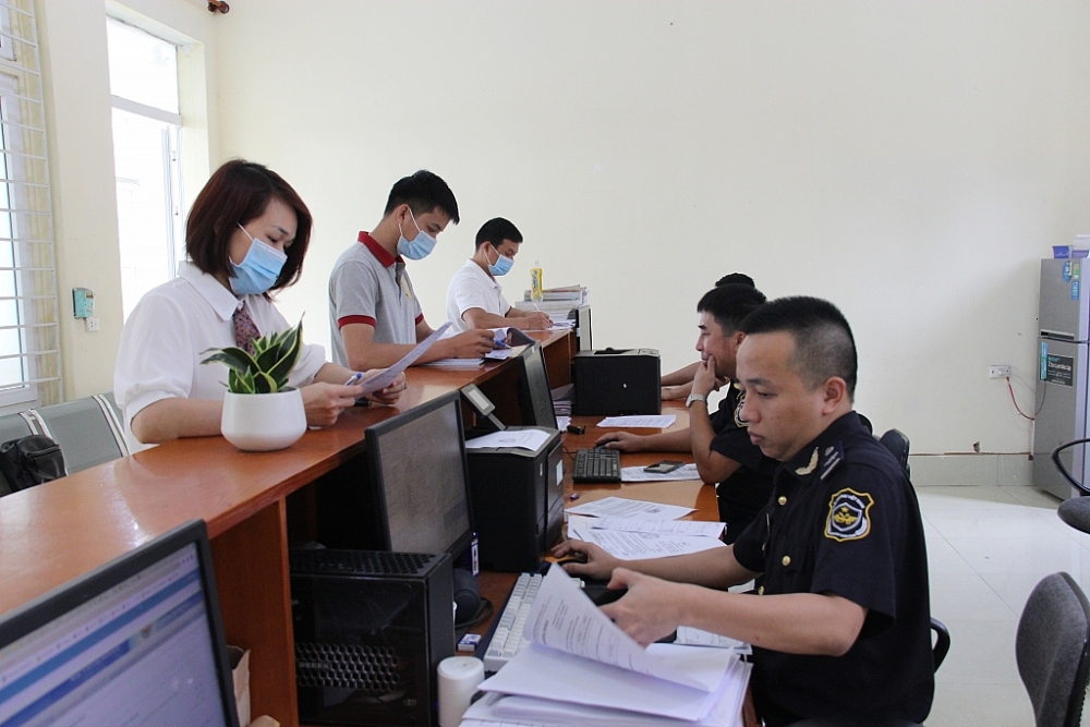Công chức Hải quan Vũng Áng tiếp nhận và giải quyết thủ tục cho 6Pg88.con độc quyền mỗi ngày. Ảnh: H.Nụ