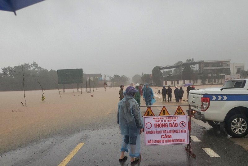 Đường m&ograve;n Hồ Ch&iacute; Minh đoạn qua huyện Hương Kh&ecirc; bị nước ngập s&acirc;u, c&aacute;c lực lượng chức năng tập trung lắp đặt cảnh b&aacute;o nguy hiểm, cấm người v&agrave; phương tiện qua lại