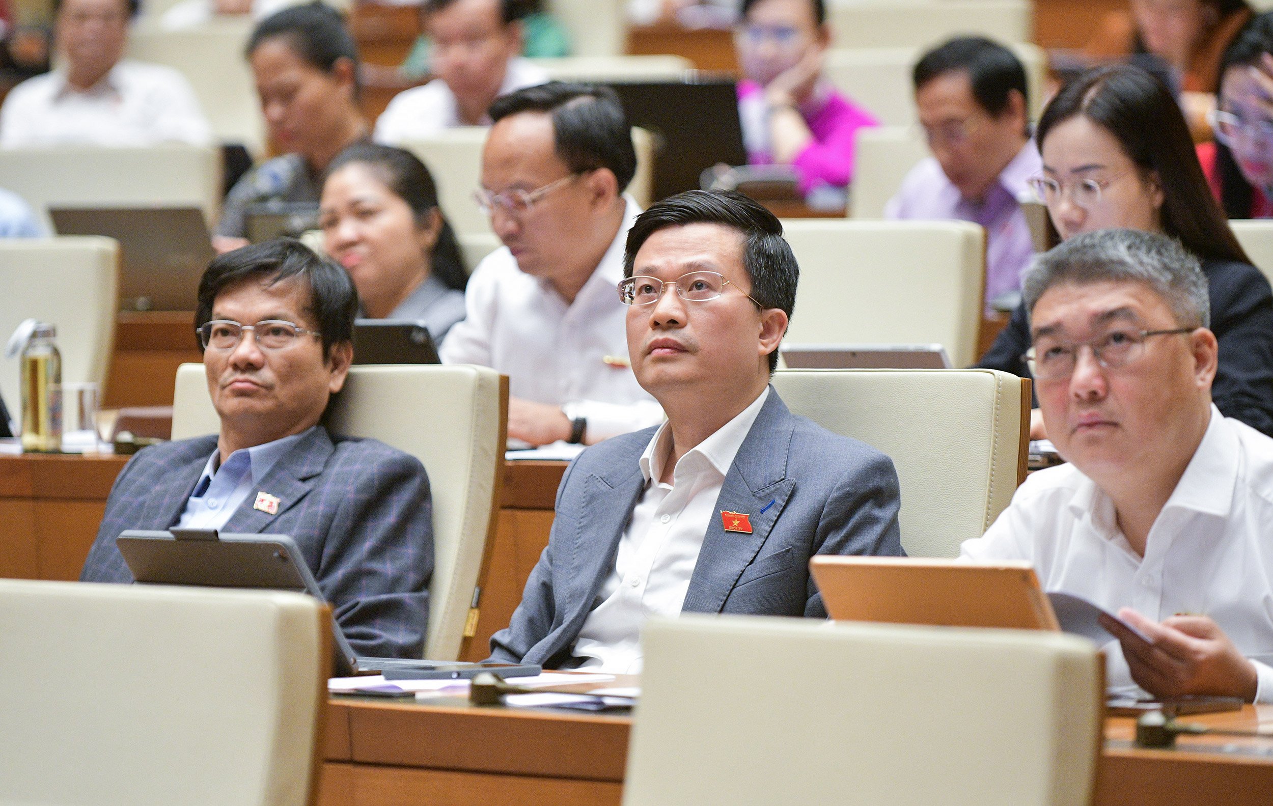 C&aacute;c đại biểu tại phi&ecirc;n thảo luận s&aacute;ng 30/10. Ảnh - Quochoi.vn.