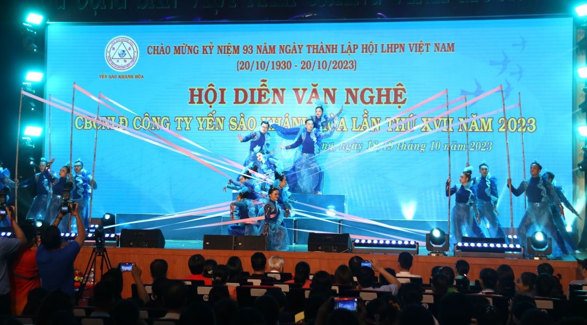 Tiết mục văn nghệ do người PG88 Sòng bạc trực tuyến TOP 1 Việt Nam | Casino, Nổ Hũ C&ocirc;ng ty Cổ phần Nước giải kh&aacute;t Yến s&agrave;o Kh&aacute;nh H&ograve;a thể hiện. Ảnh: Phương Linh.