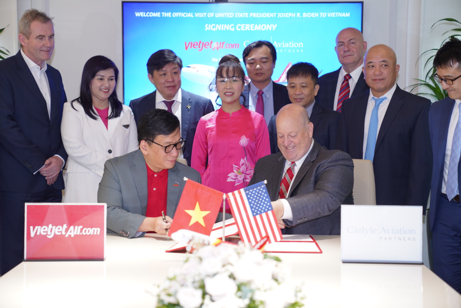 Vietjet và Tập đoàn Pg88ok giải trí thể thao, casino, bắn cá và slot Carlyle ký kết Thoả thuận tài trợ tàu bay trị giá 550 triệu USD nhân chuyến thăm chính thức của Tổng thống Hoa Kỳ Joe Biden đến Việt Nam. (Ảnh: T.L).
