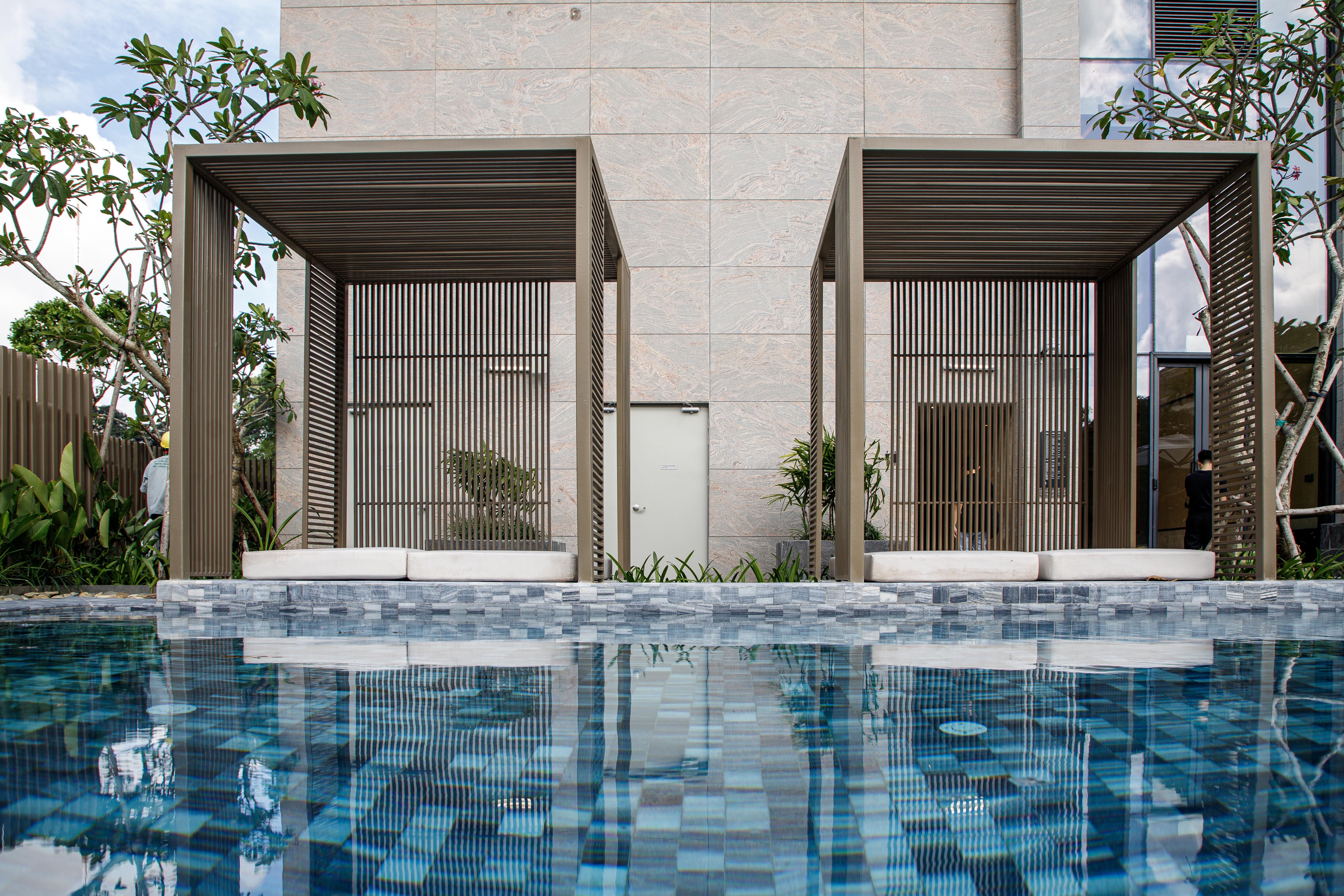 Khu vực sun lounge tắm nắng chuẩn Marriott b&ecirc;n cạnh hồ bơi.