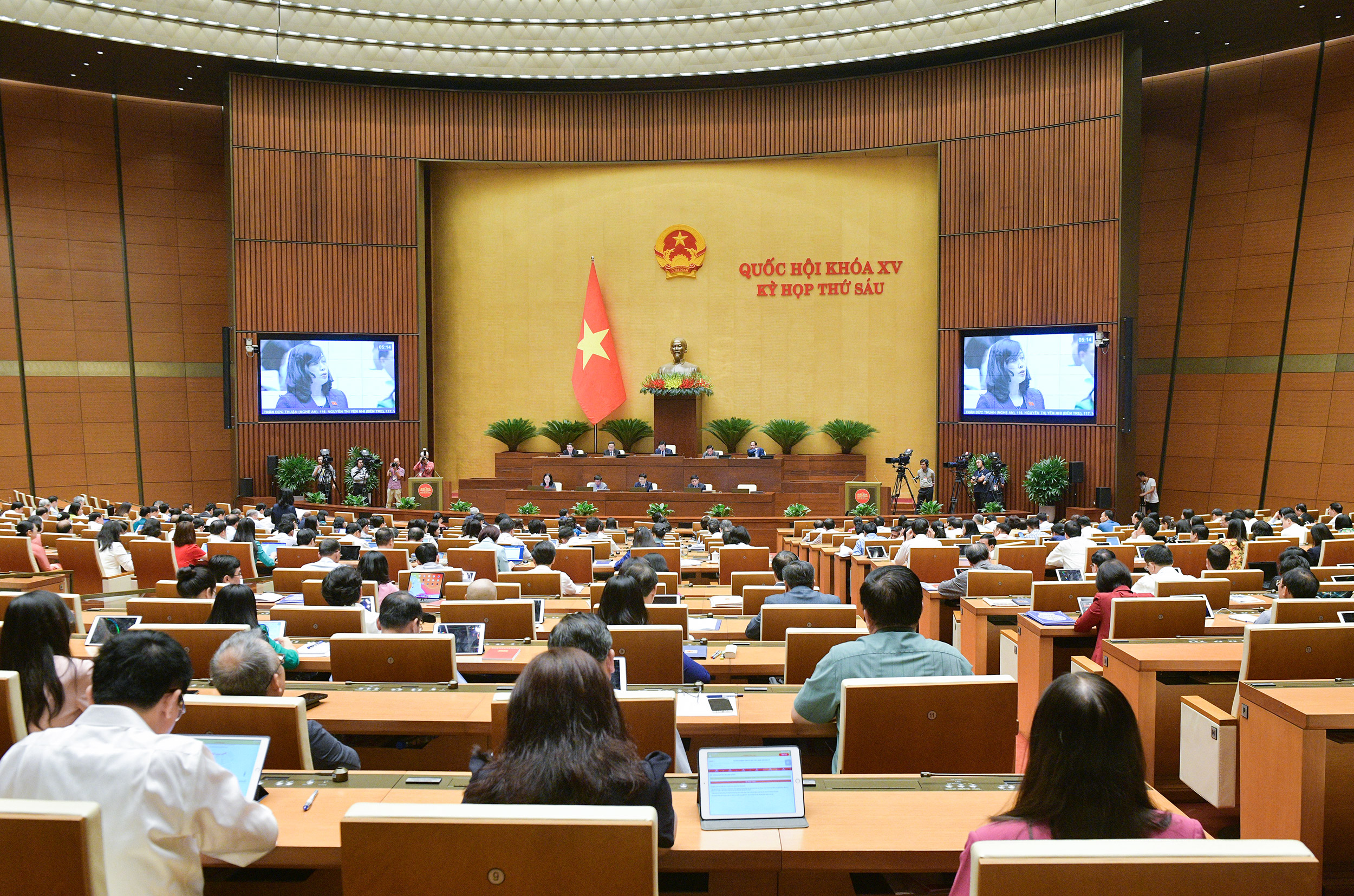 To&agrave;n cảnh phi&ecirc;n thảo luận s&aacute;ng 1/11. Ảnh - Quochoi.vn.