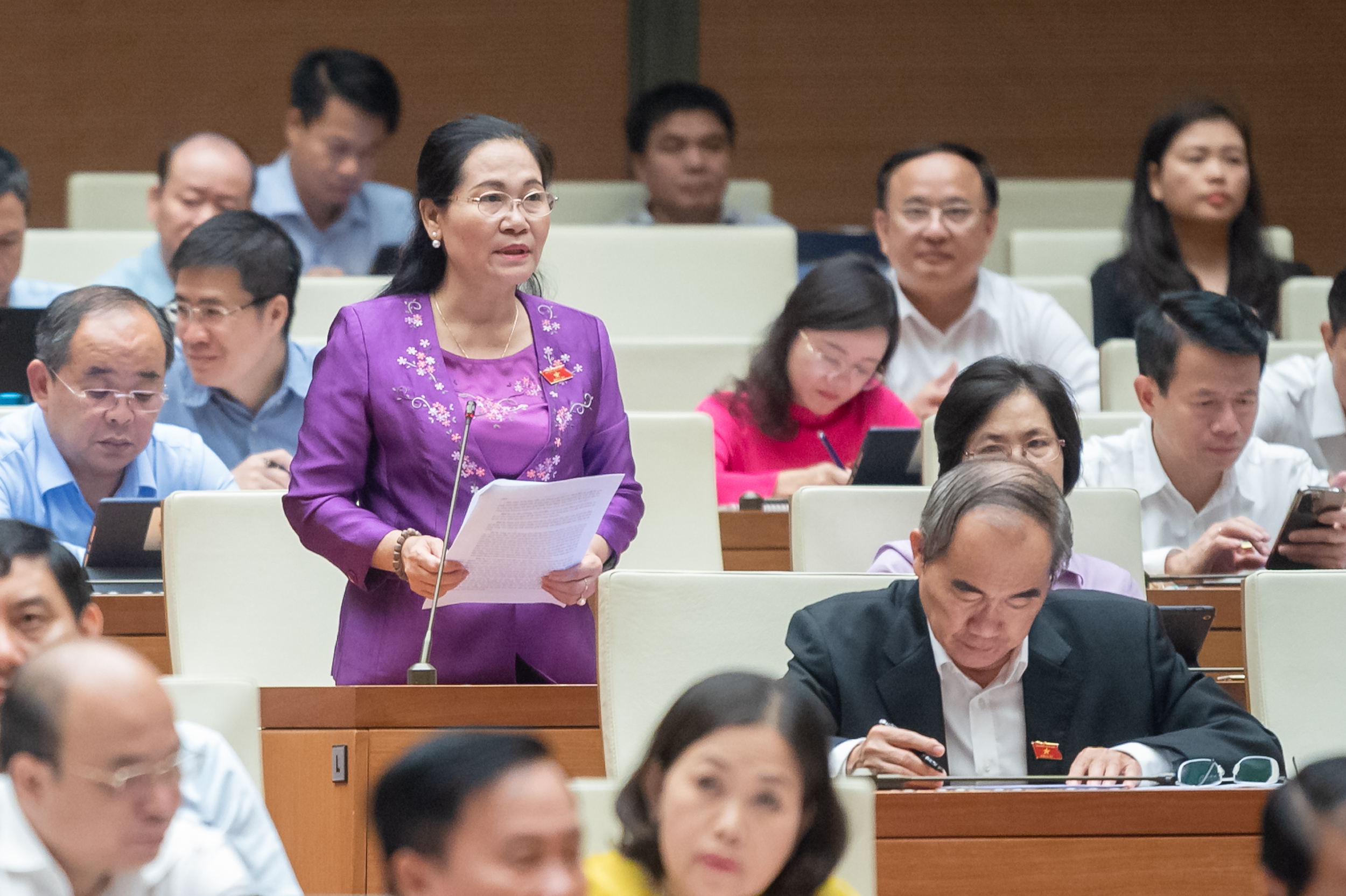 Đại biểu Nguyễn Thị Lệ, đo&agrave;n Tp. Hồ Ch&iacute; Minh ph&aacute;t biểu tại hội trường ng&agrave;y 2/11/2023 (Ảnh:quochoi.vn)