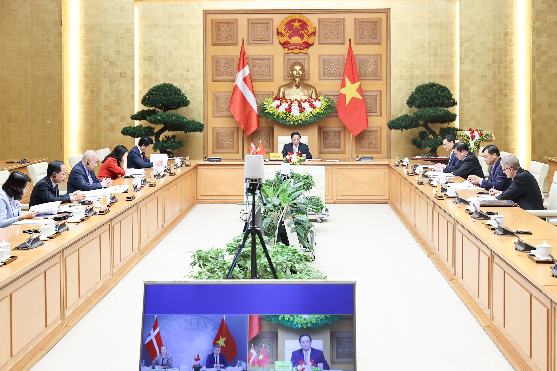 Thủ tướng Ch&iacute;nh phủ Phạm Minh Ch&iacute;nh hội đ&agrave;m trực tuyến với Thủ tướng Đan Mạch Mette Frederiksen.