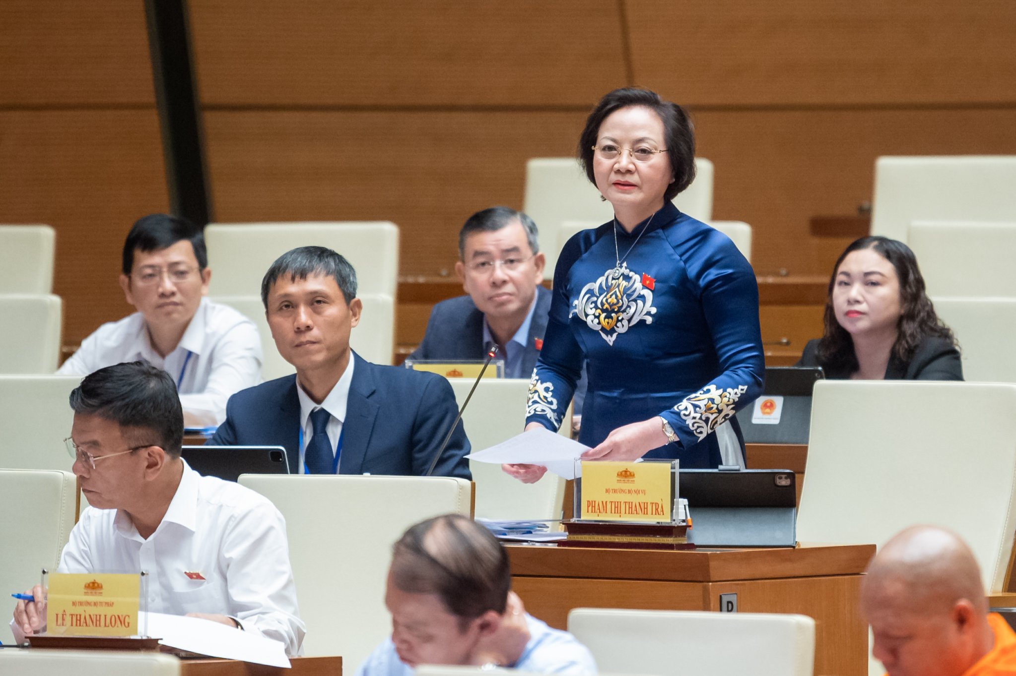 Bộ trưởng Bộ Nội vụ Phạm Thị Thanh Tr&agrave; trả lời chất vấn của đại biểu. Ảnh - Quochoi.vn.