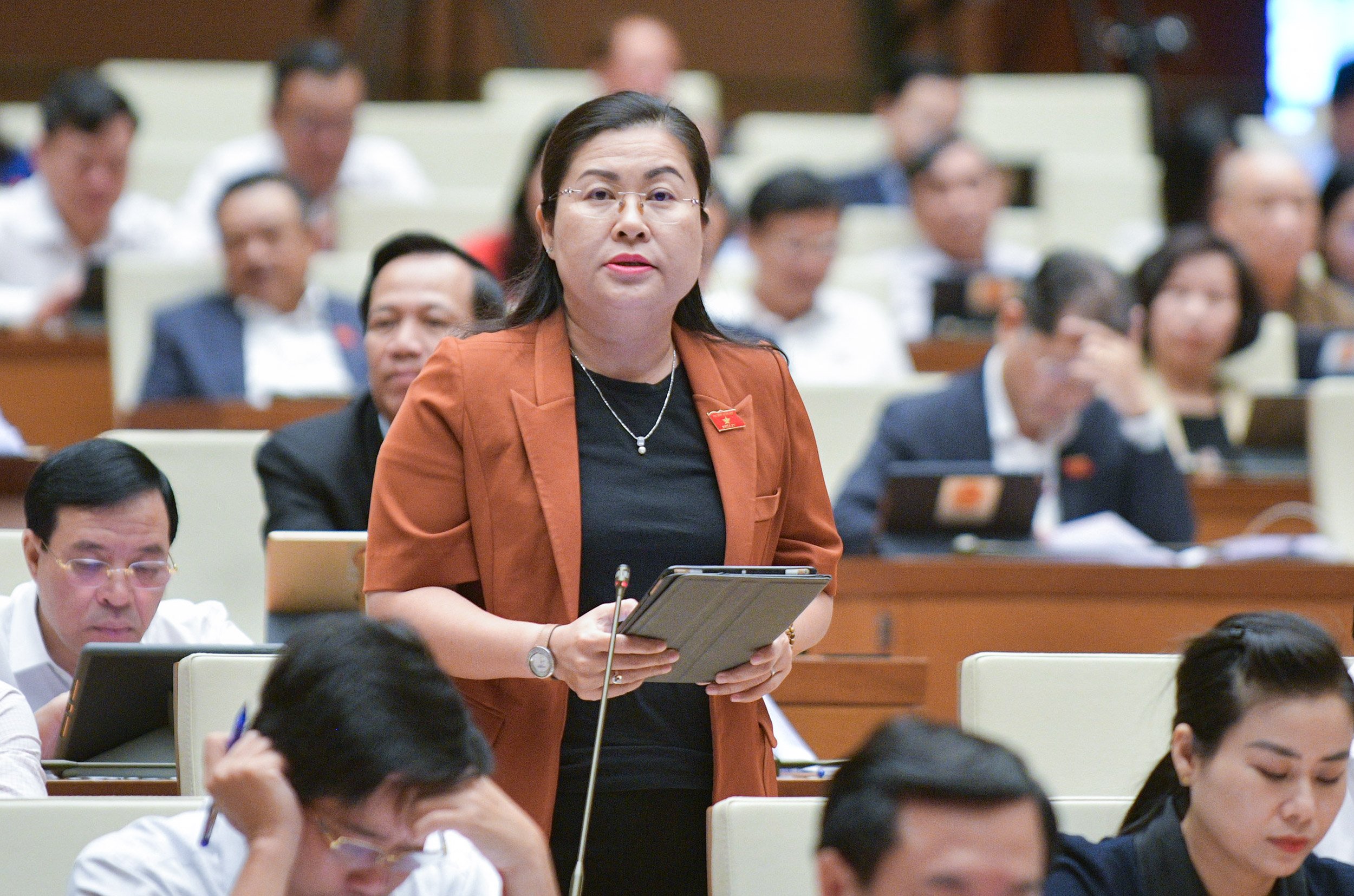 Đại biểu Nguyễn Thị Minh Trang, đo&agrave;n Vĩnh Long quan t&acirc;m chất vấn t&igrave;nh h&igrave;nh triển khai nghi&ecirc;n cứu th&iacute; điểm d&ugrave;ng c&aacute;t biển l&agrave;m vật liệu đắp nền đường?