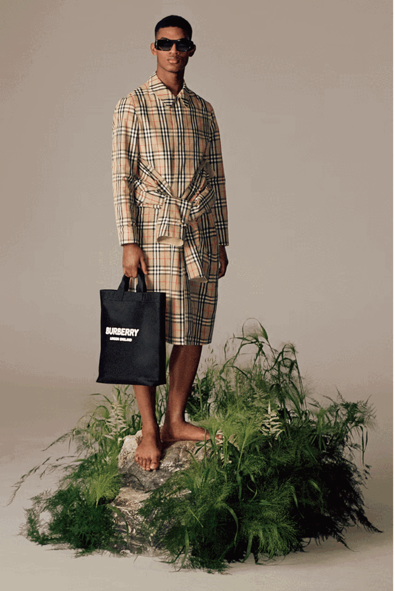 Burberry cũng ch&iacute;nh thức tuy&ecirc;n bố về việc chuyển m&igrave;nh th&agrave;nh một thương hiệu thời trang bền vững cao cấp với d&ograve;ng sản phẩm &ldquo;ReBurberry Edit&rdquo;.