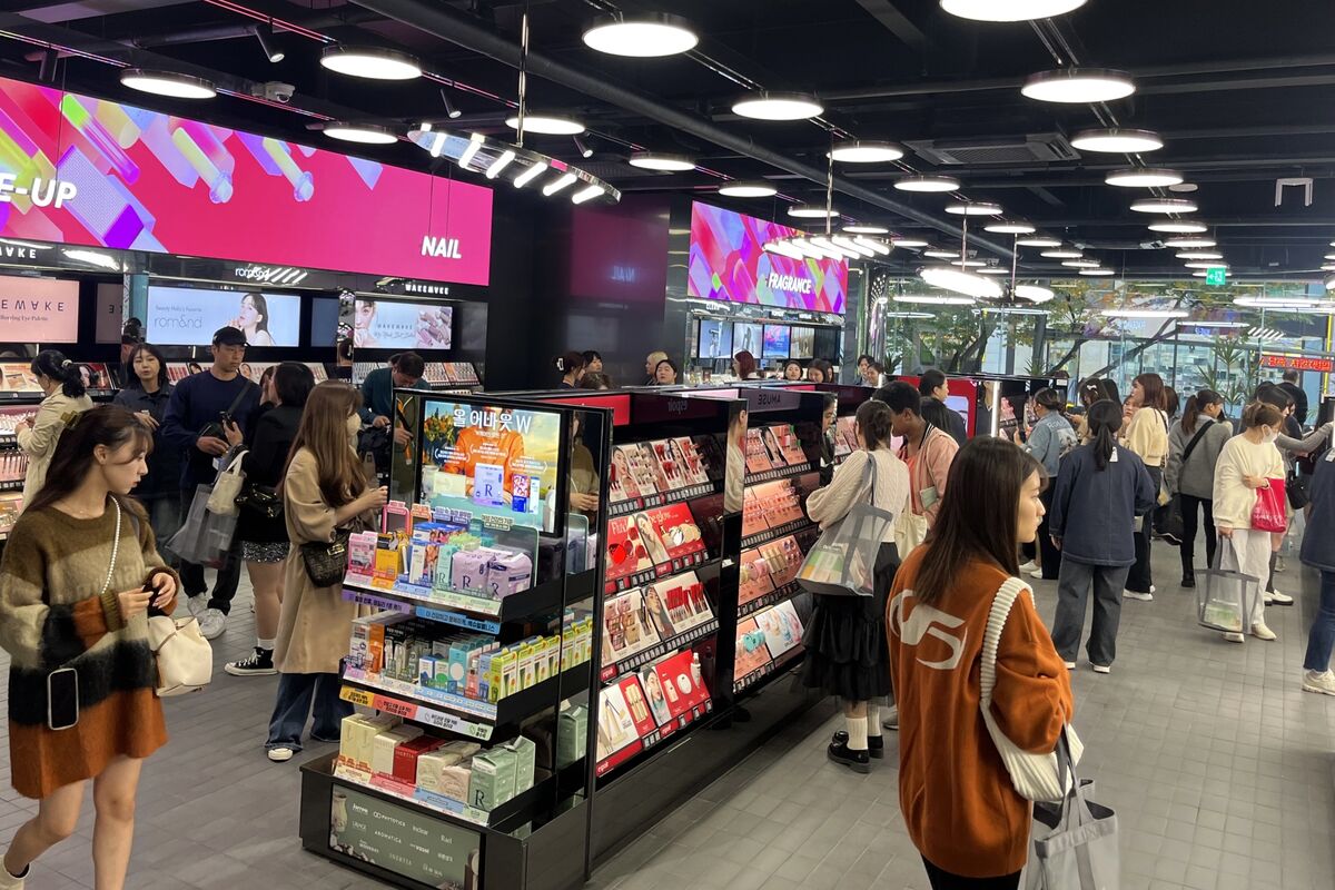 CJ Olive Young biến cửa h&agrave;ng của họ ở khu Myeongdong Town sầm uất th&agrave;nh nơi mua sắm d&agrave;nh ri&ecirc;ng cho kh&aacute;ch nước ngo&agrave;i m&ecirc; K-pop.