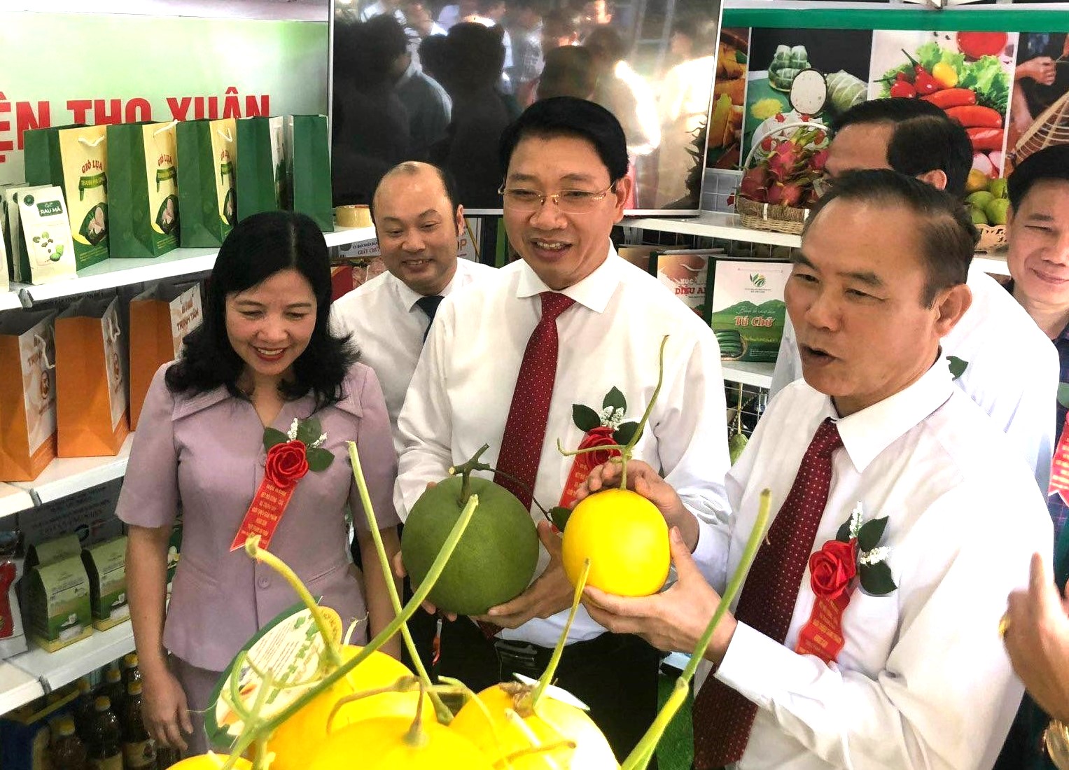 Thứ trưởng Bộ Nông nghiệp và PG88 hơn 2,1 triệu thành viên nông thôn Phùng Đức Tiến đi tham quan các gian hàng
