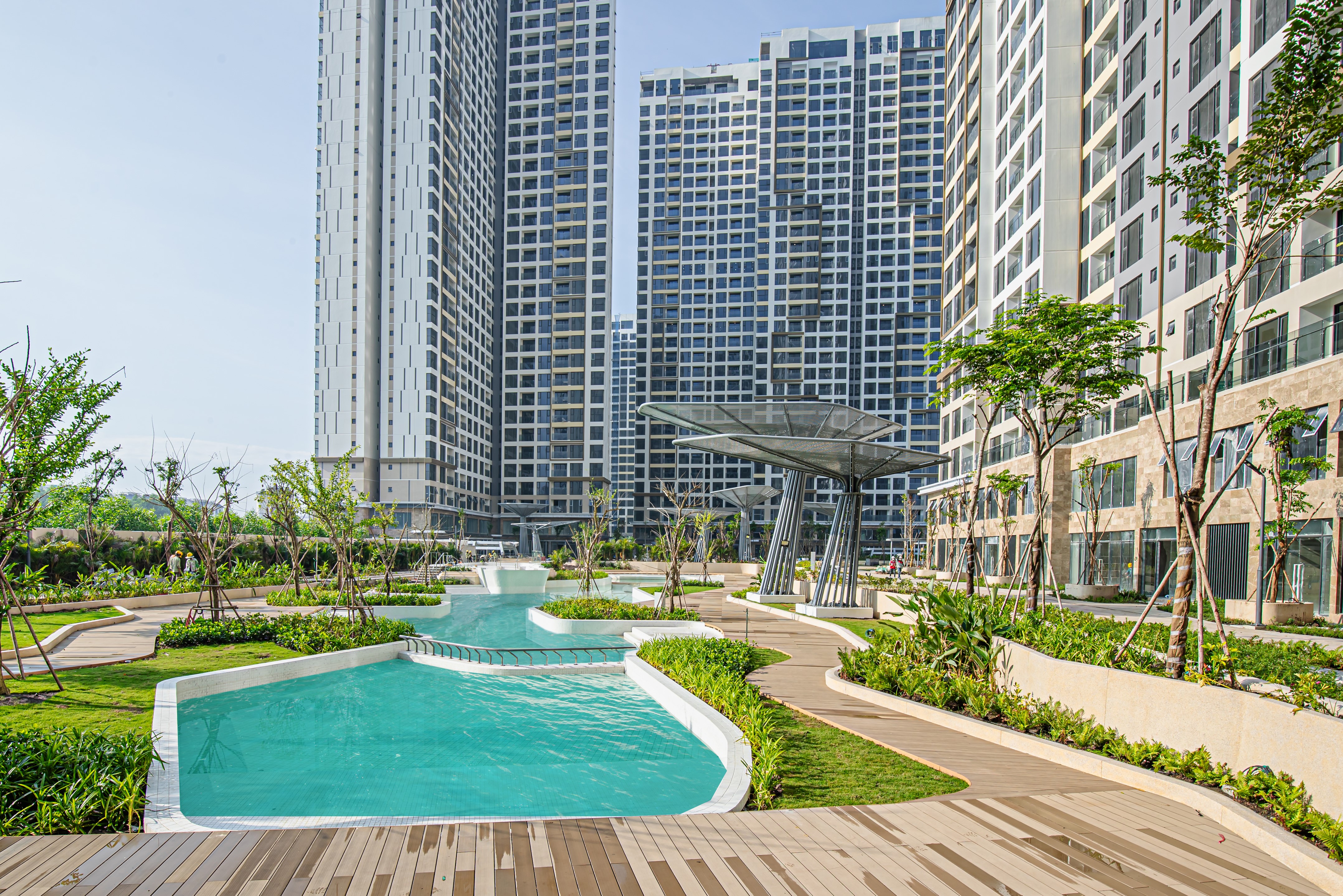 Chỉ cư d&acirc;n mới c&oacute; thể sử dụng tiện &iacute;ch nội khu nhờ thiết kế compound (kh&eacute;p k&iacute;n), c&ugrave;ng loạt tiện &iacute;ch ngoại khu chỉ c&aacute;ch v&agrave;i bước ch&acirc;n.