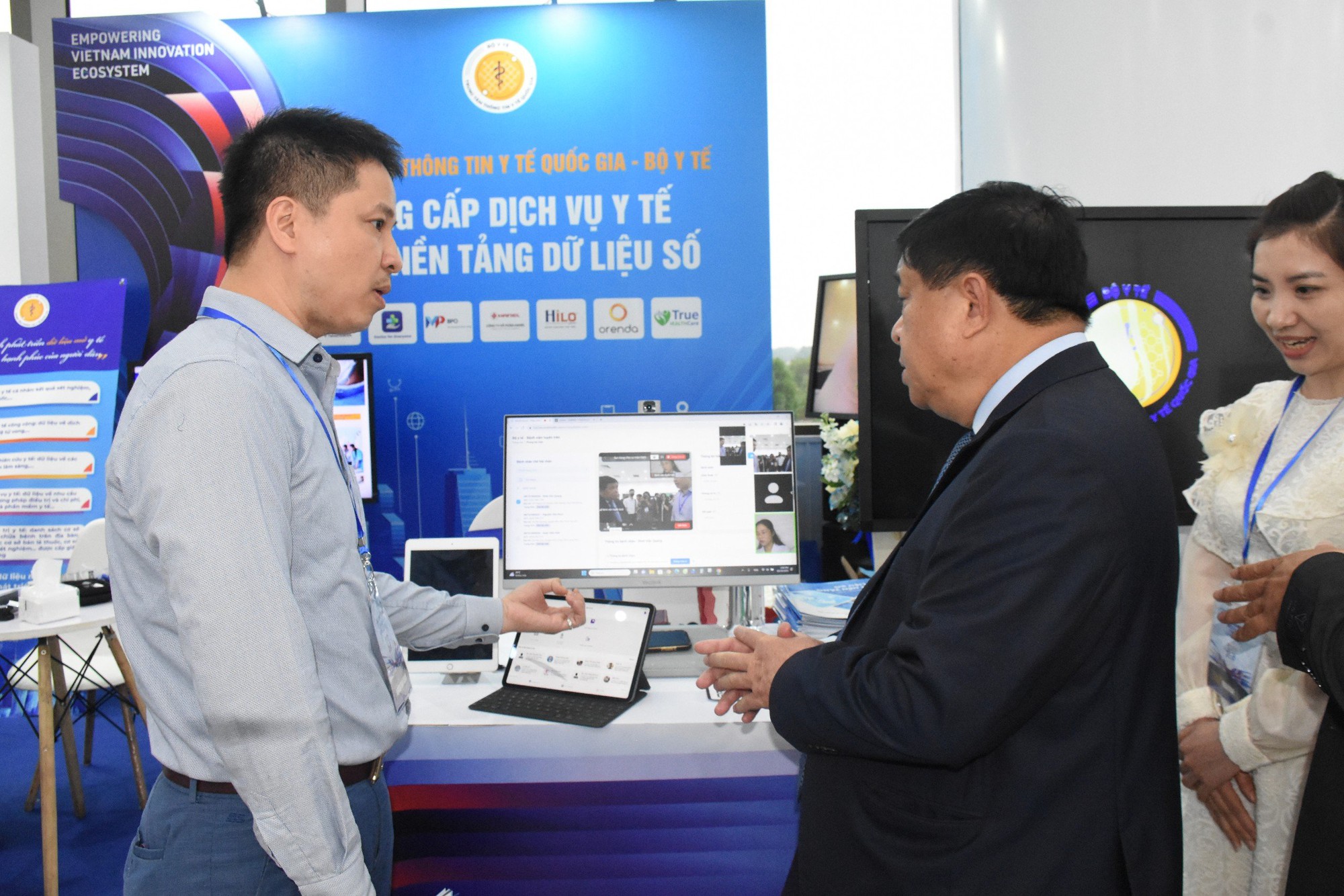 Bộ trưởng Bộ Kế hoạch v&agrave; Pg88vn Trang Chủ Chính Thức Nguyễn Ch&iacute; Dũng trải nghiệm ứng dụng miễn ph&iacute; kh&aacute;m chữa bệnh từ xa. Ảnh:&nbsp;VIIE 2023.