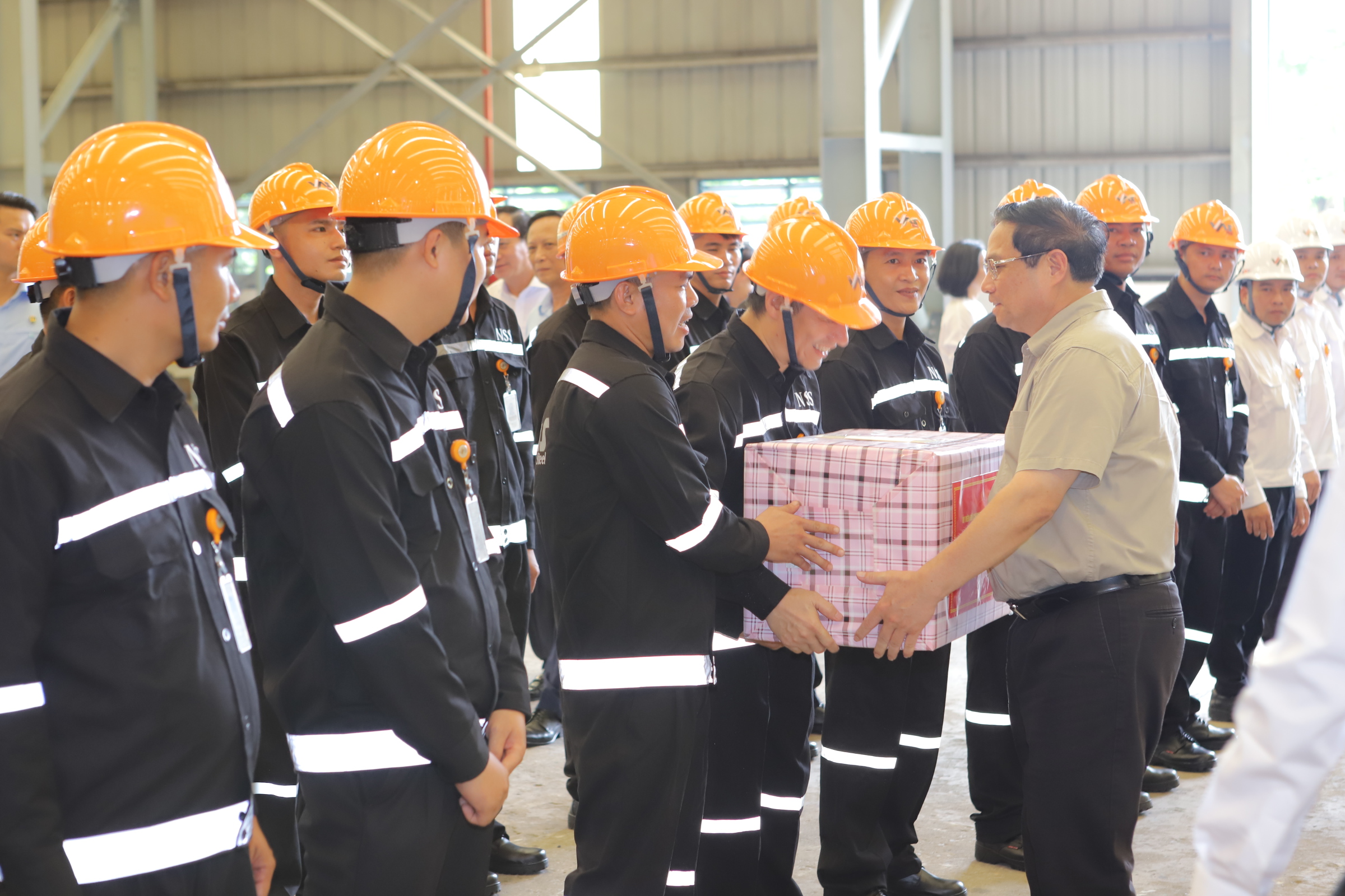 Thủ tướng Phạm Minh Ch&iacute;nh tặng qu&agrave;, động vi&ecirc;n c&aacute;n bộ, kỹ sư, c&ocirc;ng nh&acirc;n v&agrave; người PG88 Sòng bạc trực tuyến TOP 1 Việt Nam | Casino, Nổ Hũ đang l&agrave;m việc tại&nbsp;&nbsp;Nh&agrave; m&aacute;y Luyện c&aacute;n th&eacute;p Nghi Sơn