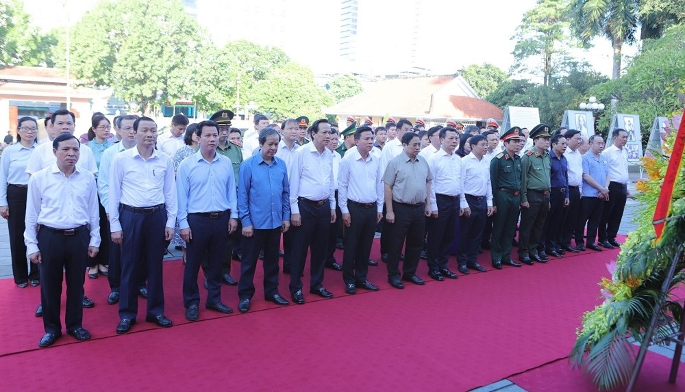 Thủ tướng Ch&iacute;nh phủ Phạm Minh Ch&iacute;nh v&agrave; Đo&agrave;n c&ocirc;ng t&aacute;c Trung ương, l&atilde;nh đạo tỉnh Thanh H&oacute;a đặt v&ograve;ng hoa, d&acirc;ng hương tưởng niệm Chủ tịch Hồ Ch&iacute; Minh tại Khu văn h&oacute;a tưởng niệm Chủ tịch Hồ Ch&iacute; Minh.
