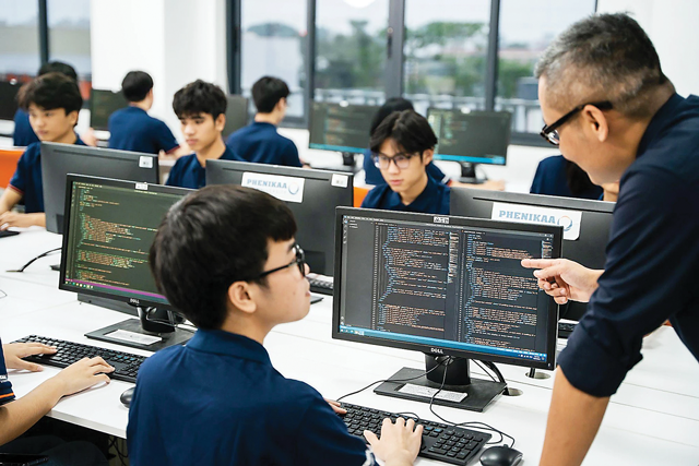 Những năm qua, Việt Nam đ&atilde; c&oacute; ch&iacute;nh s&aacute;ch, truyền th&ocirc;ng khuyến kh&iacute;ch c&aacute;c cơ sở gi&aacute;o dục đại học mở rộng, ph&aacute;t triển c&aacute;c ng&agrave;nh đ&agrave;o tạo li&ecirc;n quan đến STEM.