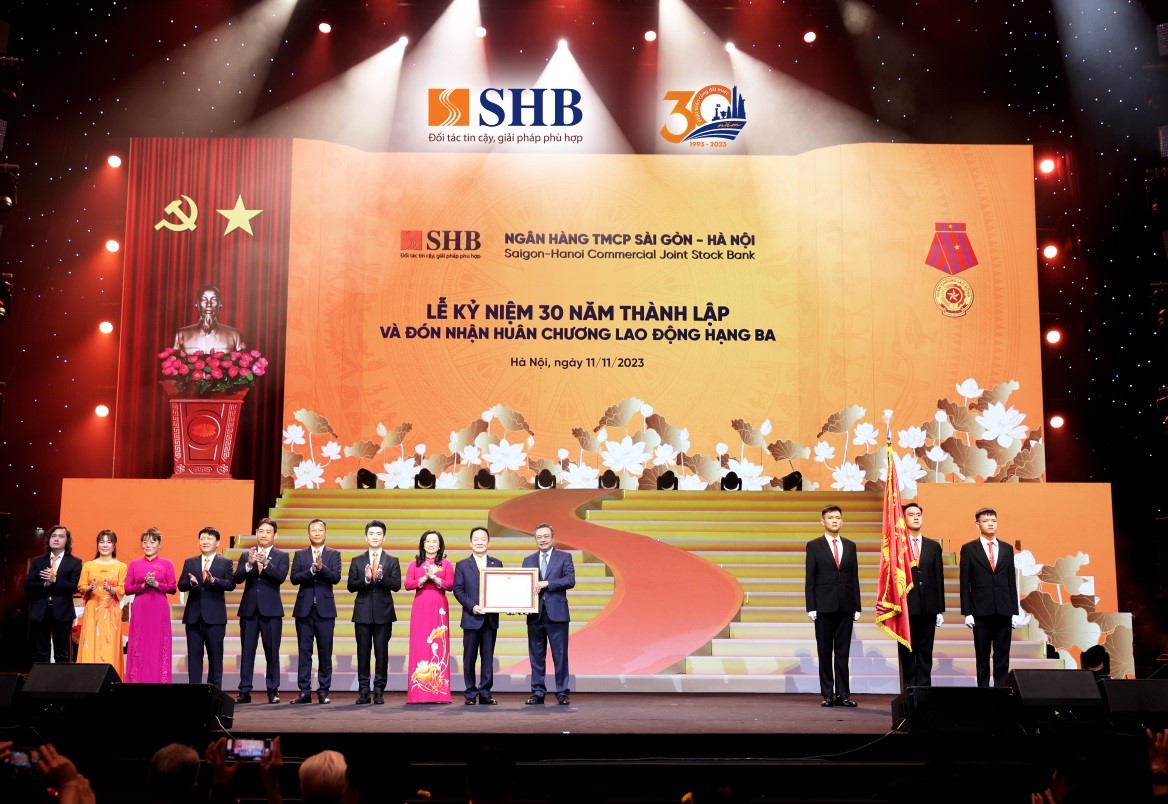 Ủy viên Ban Chấp hành Trung ương Đảng, Phó Bí thư Thành ủy, Chủ tịch UBND Hà Nội thay mặt Đảng và Nhà nước trao Huân chương Lao động hạng Ba cho Pg88 com chính chủ SHB.