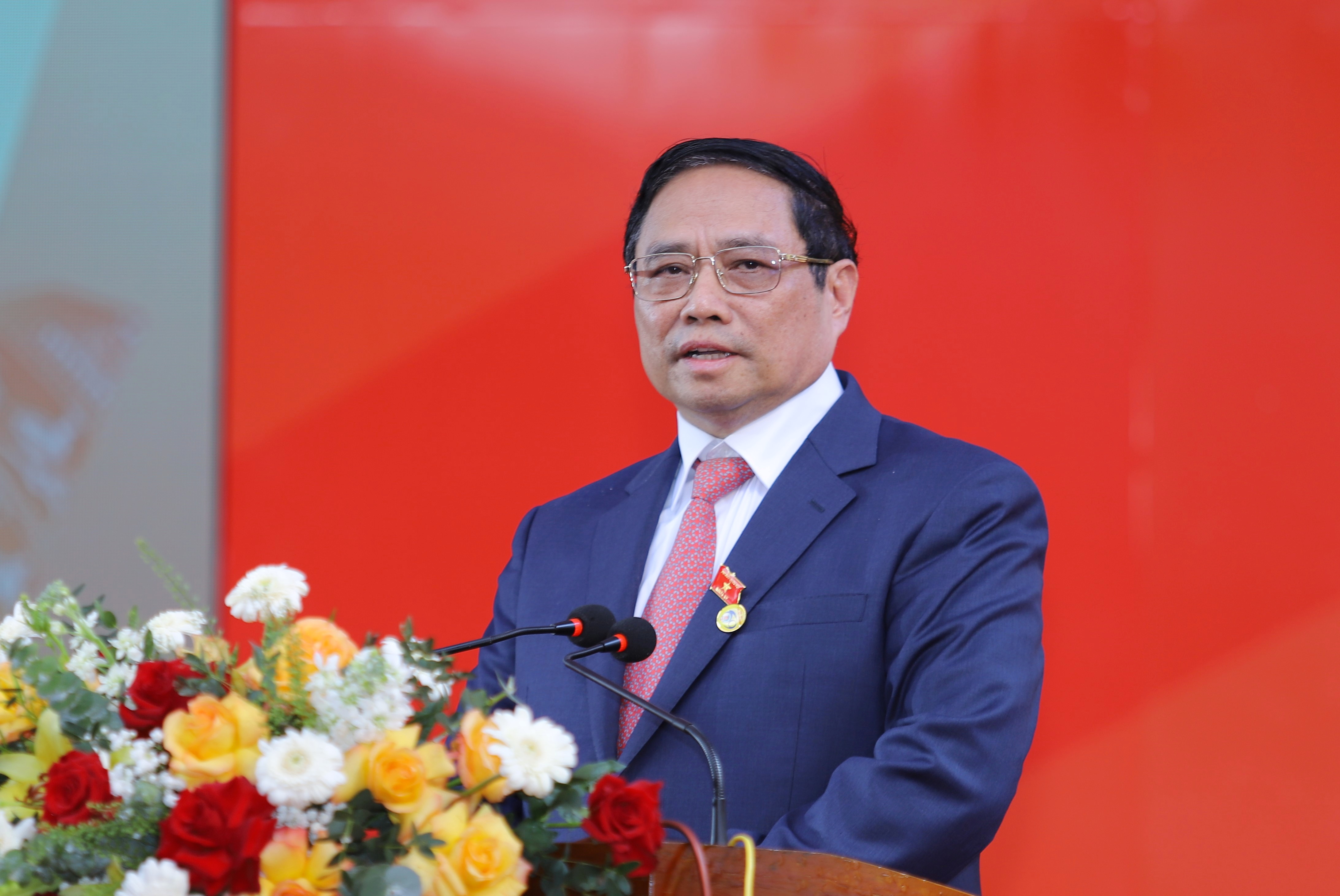 Thủ tướng Ch&iacute;nh phủ Phạm Minh Ch&iacute;nh ph&aacute;t biểu chung vui với c&aacute;c thế hệ học sinh v&agrave; thầy c&ocirc; gi&aacute;o Trường THPT Cẩm Thủy 1.
