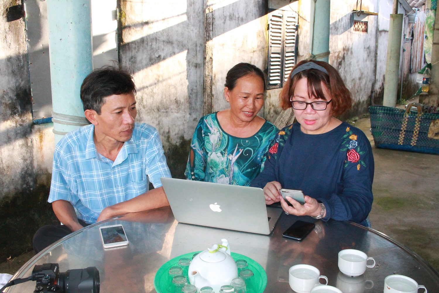 &Ocirc;ng Nguyễn Văn Hưng (b&ecirc;n tr&aacute;i) c&ugrave;ng c&aacute;n bộ UNDP (b&ecirc;n phải) trao đổi kỹ thu&acirc;t với Chủ nhiệm&nbsp;Hợp t&aacute;c x&atilde; Th&agrave;nh C&ocirc;ng 1 (người ngồi giữa)/ ảnh Chu Kh&ocirc;i