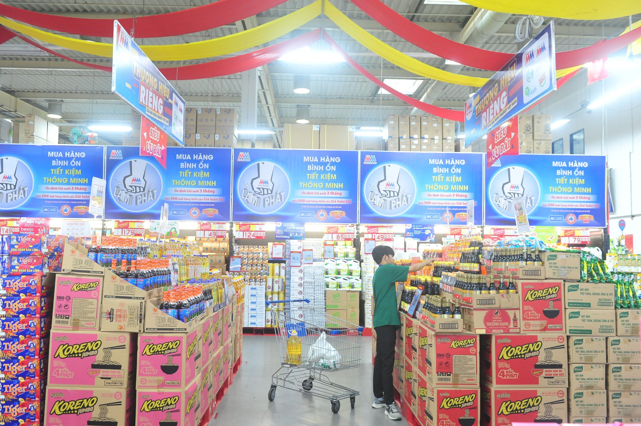Nhiều địa phương đ&atilde; ban h&agrave;nh kế hoạch thực hiện chương tr&igrave;nh b&igrave;nh ổn thị trường, nhằm bảo đảm cung ứng h&agrave;ng h&oacute;a tốt nhất trong dịp cuối năm.