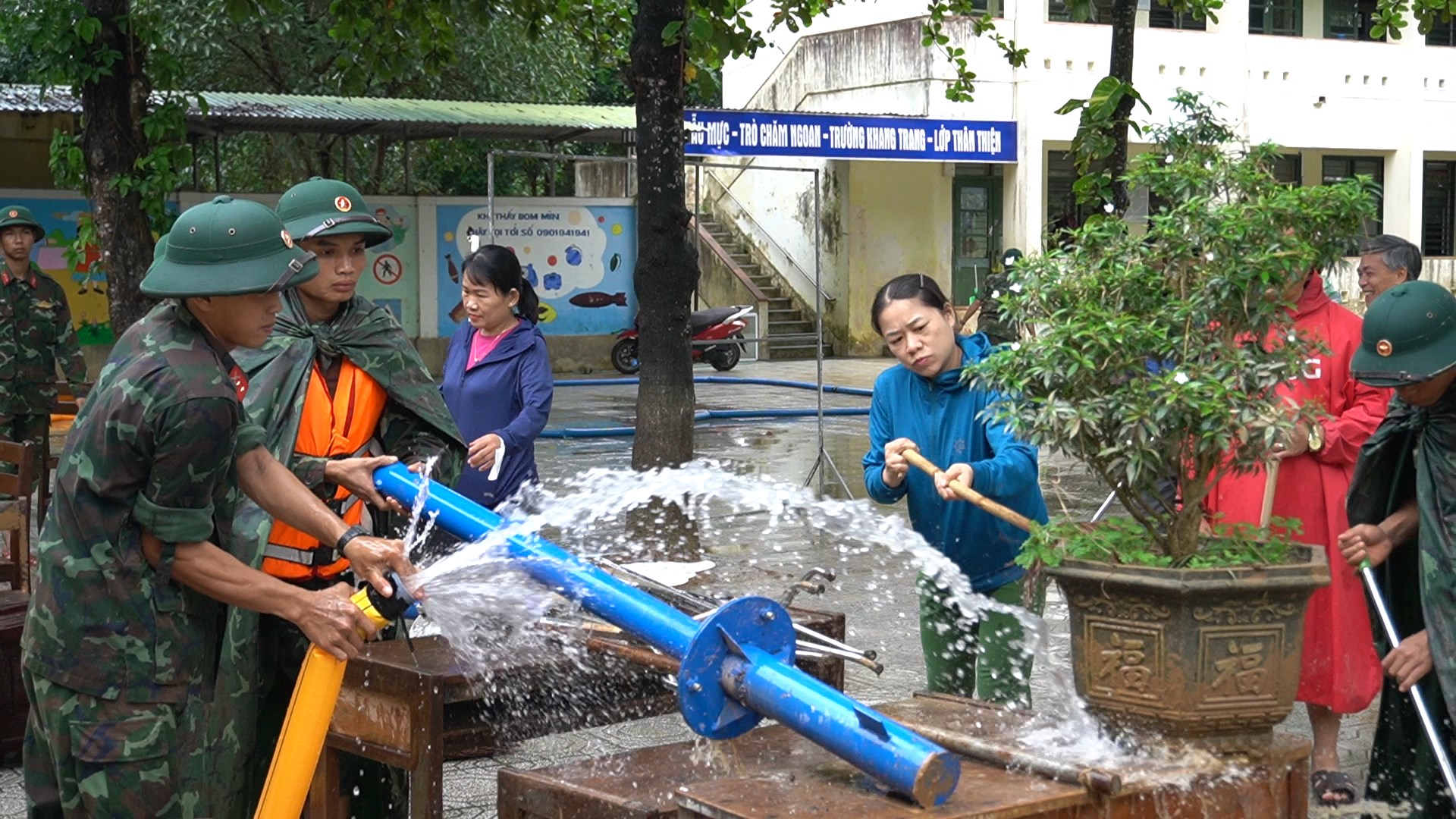 C&aacute;n bộ, chiến sĩ Trung đo&agrave;n 19 gi&uacute;p Trường Tiểu học v&agrave; Trung học cơ sở Cam Tuyền dọn dẹp sau lũ - Ảnh: L.T