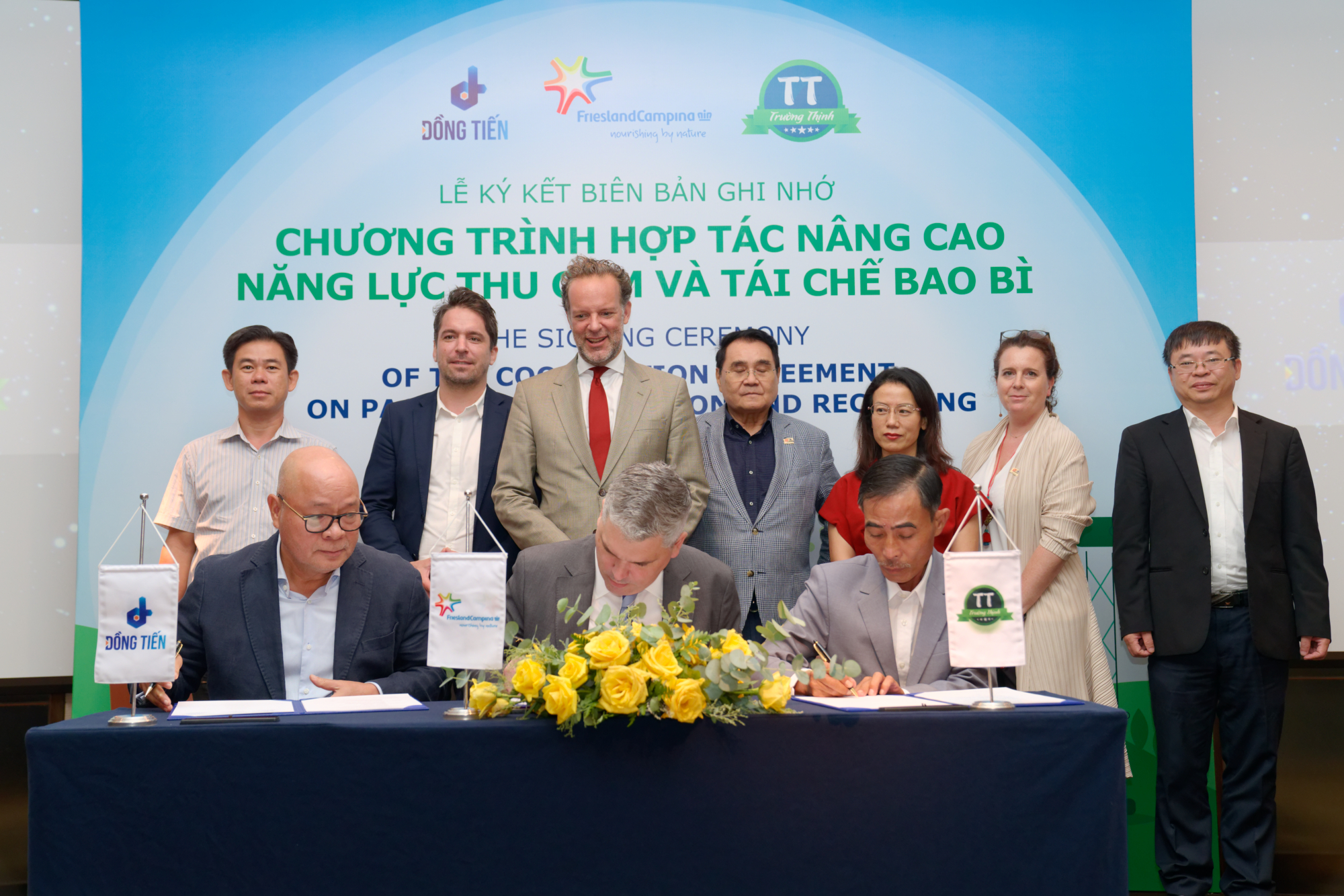 FrieslandCampina Việt Nam c&ugrave;ng c&ocirc;ng ty Trường Thịnh v&agrave; Đồng Tiến k&yacute; kết hợp t&aacute;c chiến lược n&acirc;ng cao năng lực thu gom v&agrave; t&aacute;i chế bao b&igrave;.