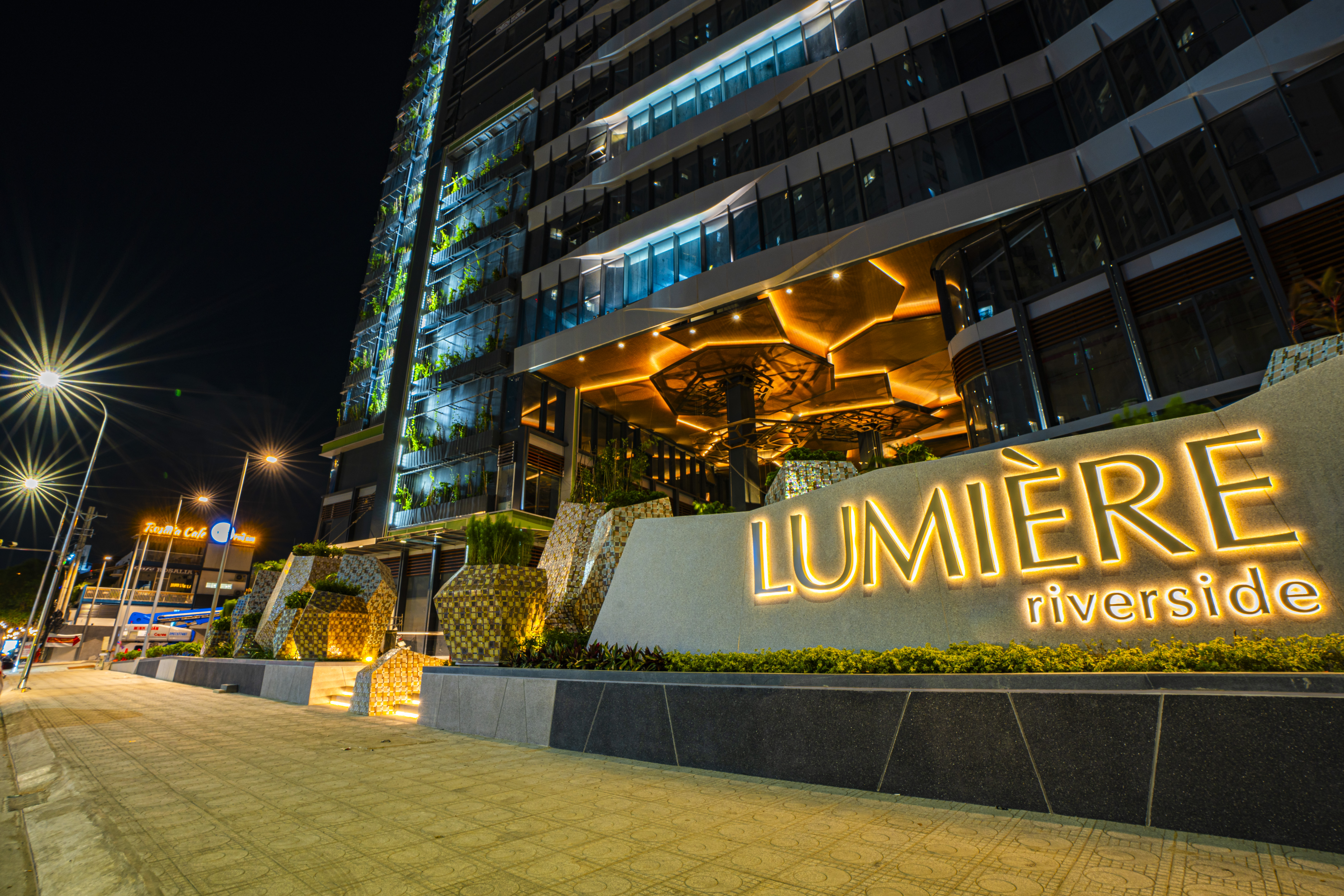 Cảnh quan dự &aacute;n LUMI&Egrave;RE riverside ng&agrave;y v&agrave; đ&ecirc;m. C&ocirc;ng t&aacute;c thi c&ocirc;ng được triển khai đến tầng cao nhất, chuẩn bị đ&oacute;n cư d&acirc;n v&agrave; nh&acirc;n vi&ecirc;n khối văn ph&ograve;ng cuối 2023. Ảnh: Quốc Huy.