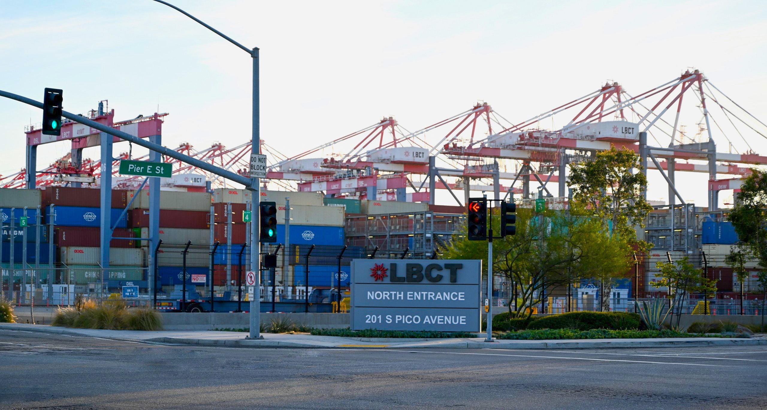 Cảng Long Beach l&agrave; một trong những cảng biển h&agrave;ng đầu thế giới với gi&aacute; trị h&agrave;ng h&oacute;a th&ocirc;ng qua đạt tr&ecirc;n 200 tỷ USD/năm v&agrave; l&agrave; cảng biển Pg88vnd link khuyến  số một tại Hoa Kỳ.