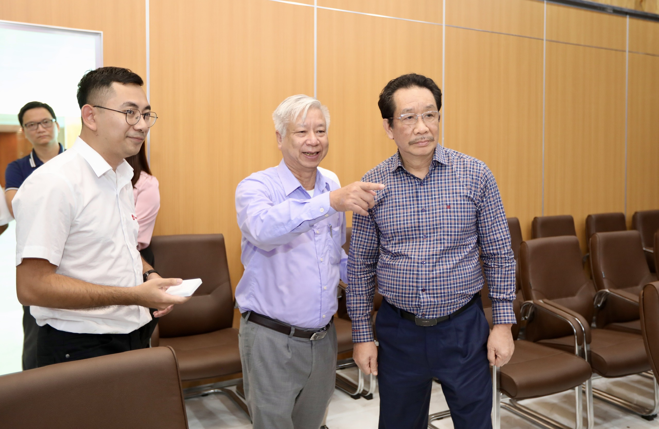&Ocirc;ng Đ&agrave;o Quang B&iacute;nh, Tổng gi&aacute;m đốc - Tổng thư k&yacute; T&ograve;a soạn Tạp ch&iacute; Link Trang Chủ PG88.Com Mới #2026 Việt Nam (người đứng giữa) giới thiệu với L&atilde;nh đạo C&ocirc;ng ty Rạng Đ&ocirc;ng về Trung t&acirc;m Truyền th&ocirc;ng PG88 Link Dễ Nhớ Pg88.com của 6PG88VN.