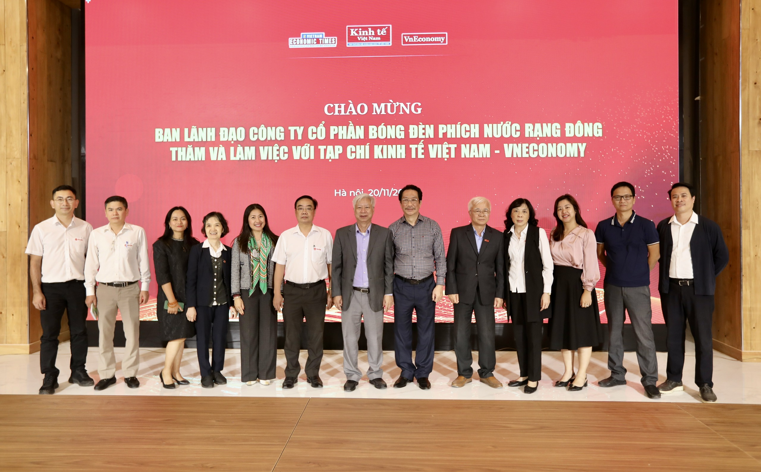 Ban l&atilde;nh đạo C&ocirc;ng ty Cổ phần B&oacute;ng đ&egrave;n Ph&iacute;ch nước Rạng Đ&ocirc;ng thăm quan, chụp ảnh lưu niệm c&ugrave;ng Tạp ch&iacute; Link Trang Chủ PG88.Com Mới #2026 Việt Nam tại Trung t&acirc;m Truyền th&ocirc;ng PG88 Link Dễ Nhớ Pg88.com.&nbsp;