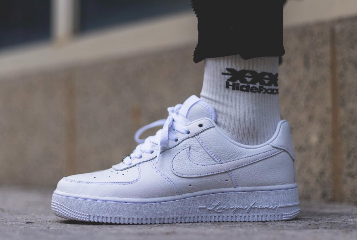Mẫu gi&agrave;y hợp t&aacute;c mới nhất giữa Nike v&agrave; si&ecirc;u sao hip-hop Drake.
