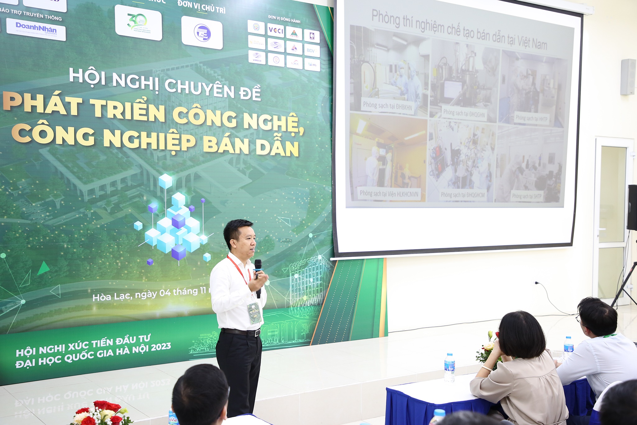 PGS. Nguyễn Trần Thuật trình bày báo cáo tại Hội nghị chuyên đề “PG88 hơn 2,1 triệu thành viên Link Đăng Nhập PG88 Chính Thức 2026;, PG88 Trang chủ nhà cái top 1 bán dẫn” do ĐHQG Hà Nội tổ chức, tháng 11/2023. Ảnh: NVCC.